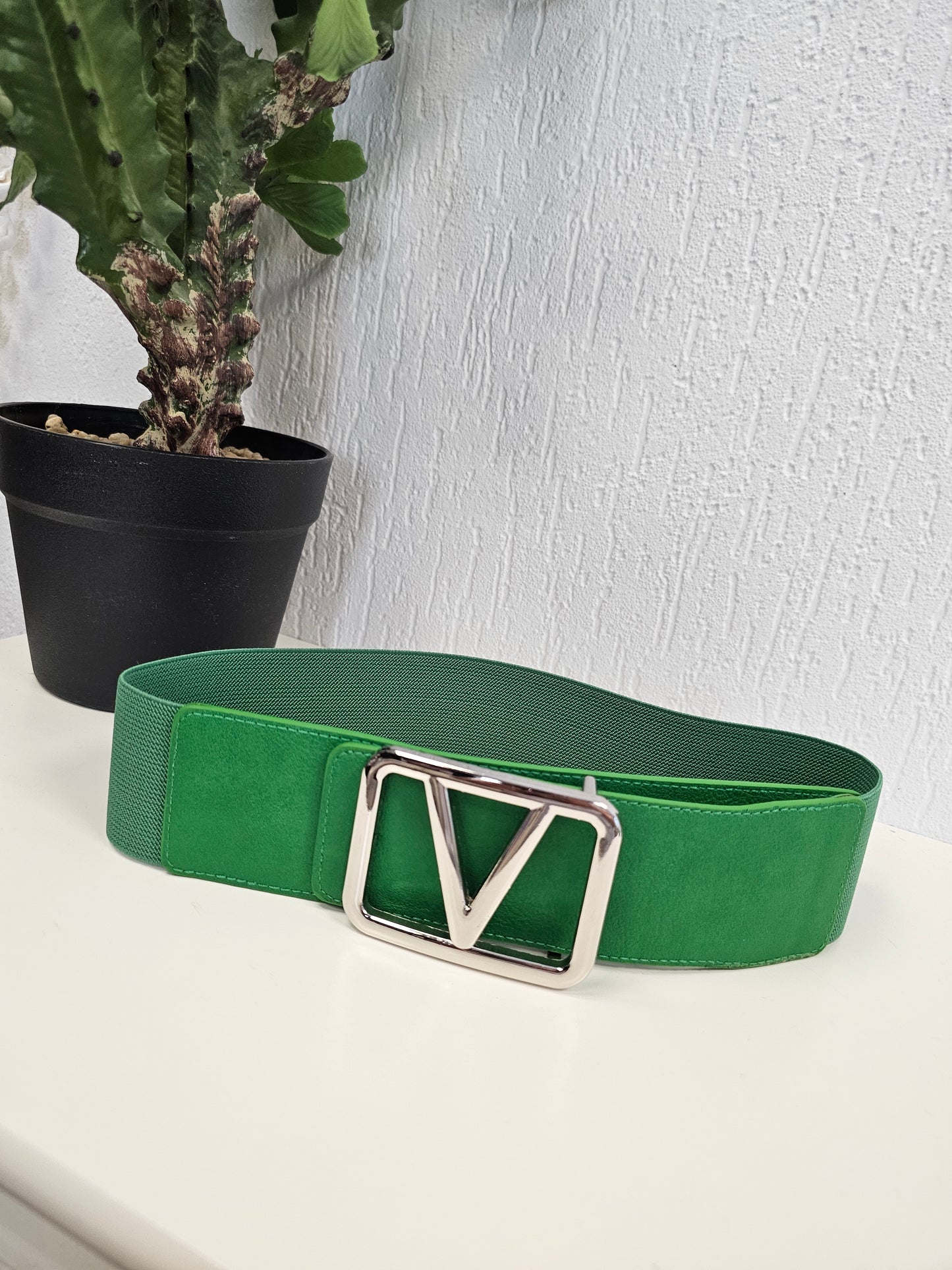 Edler Strechgürtel mit Silberner V-Schliesse in grün