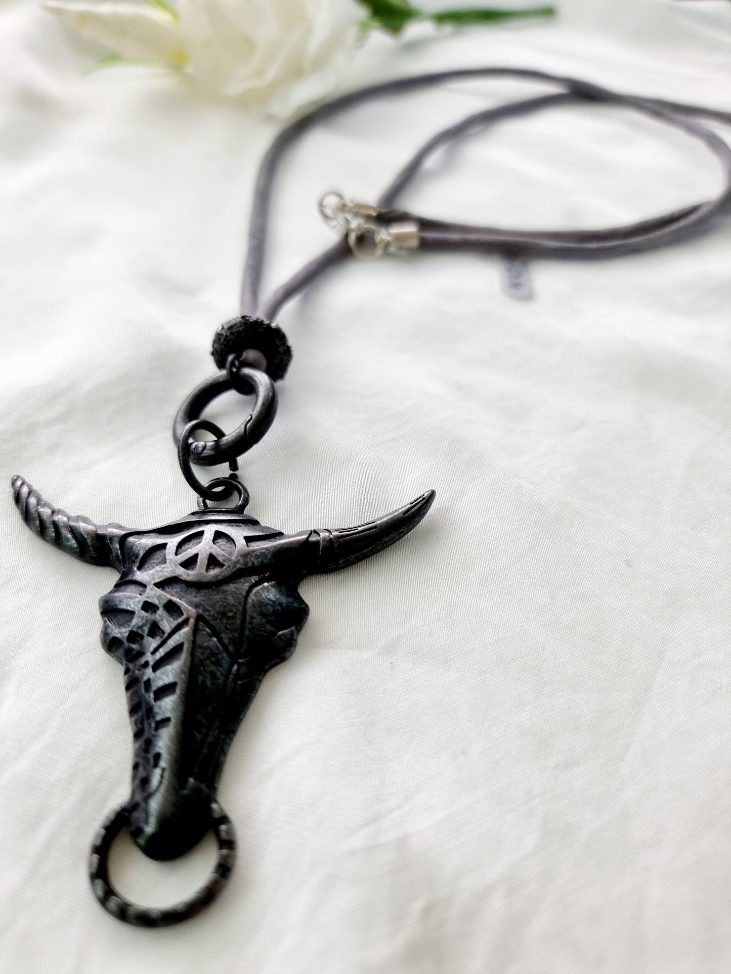 Boho Kette Stier mit grauem Seidenband Schautime
