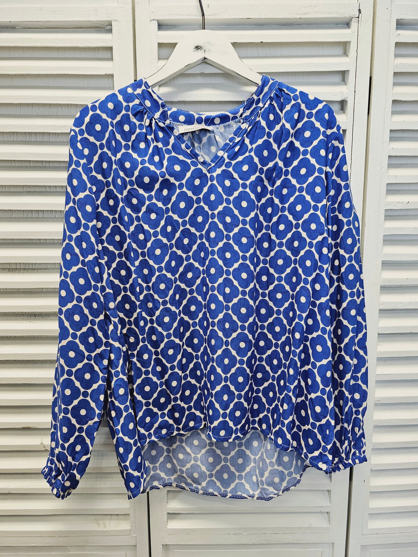 Langärmlige Bluse mit Blumen von Zwillingsherz in verschiedenen Farben