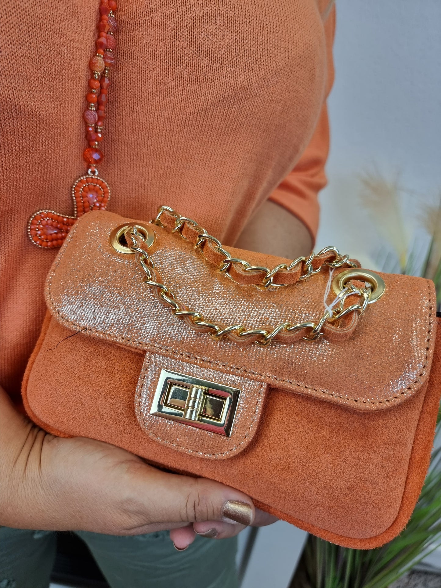 Handtasche Wildleder mit Goldketten und Glitzer in verschiedenen Farben