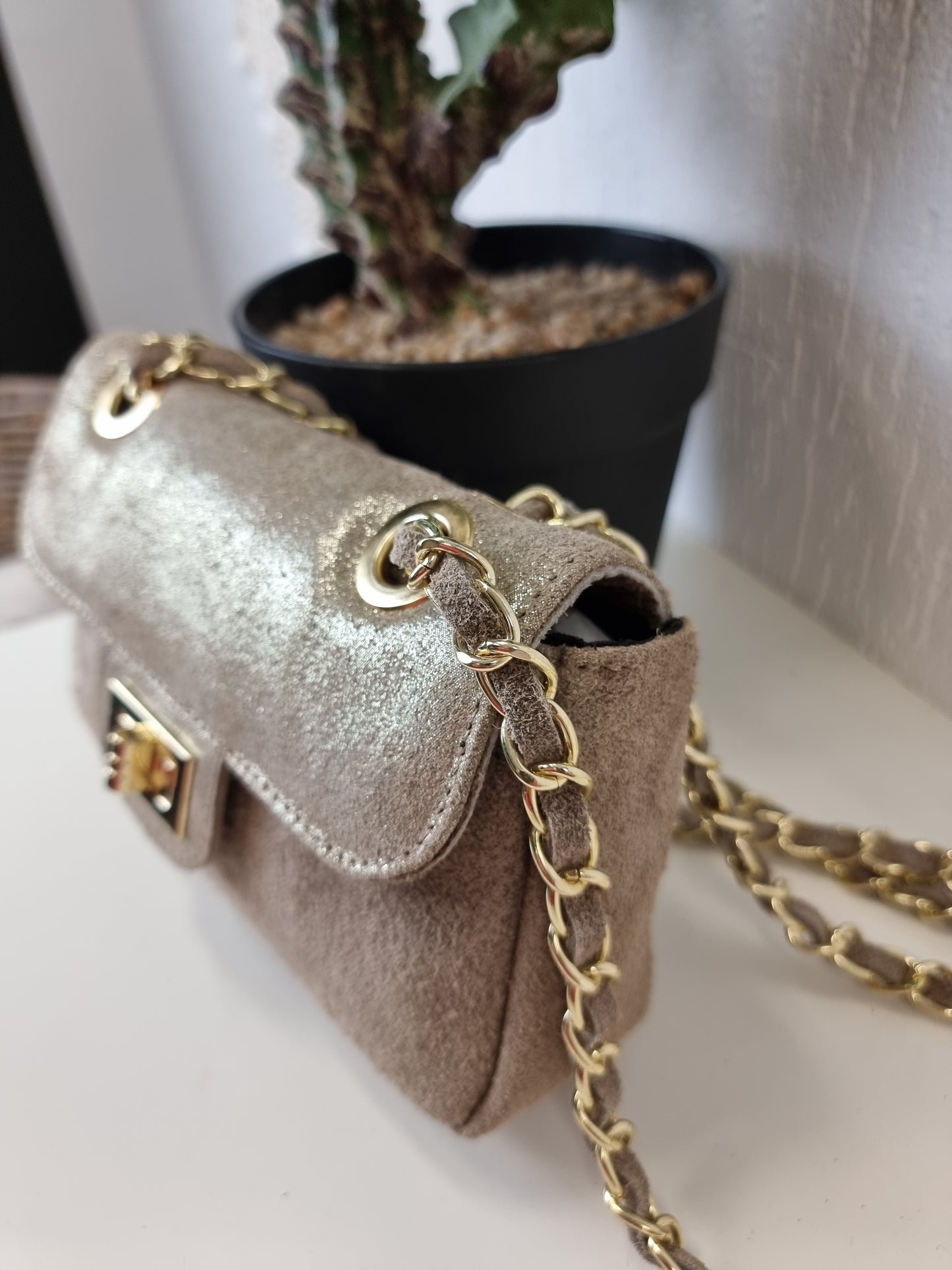 Handtasche Wildleder mit Goldketten und Glitzer in verschiedenen Farben