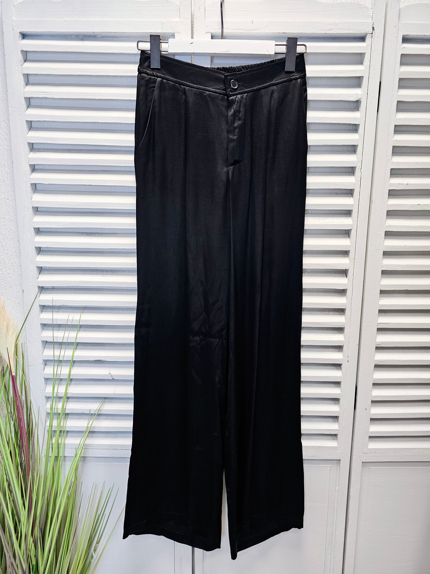 Weite Satinhose in Schwarz