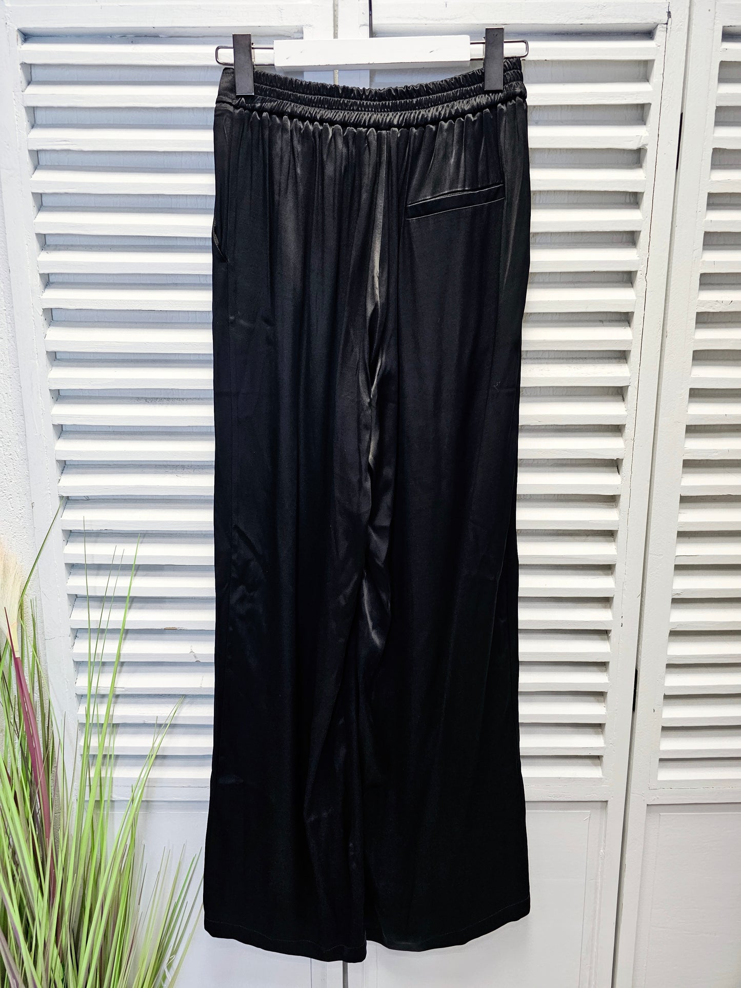 Weite Satinhose in Schwarz