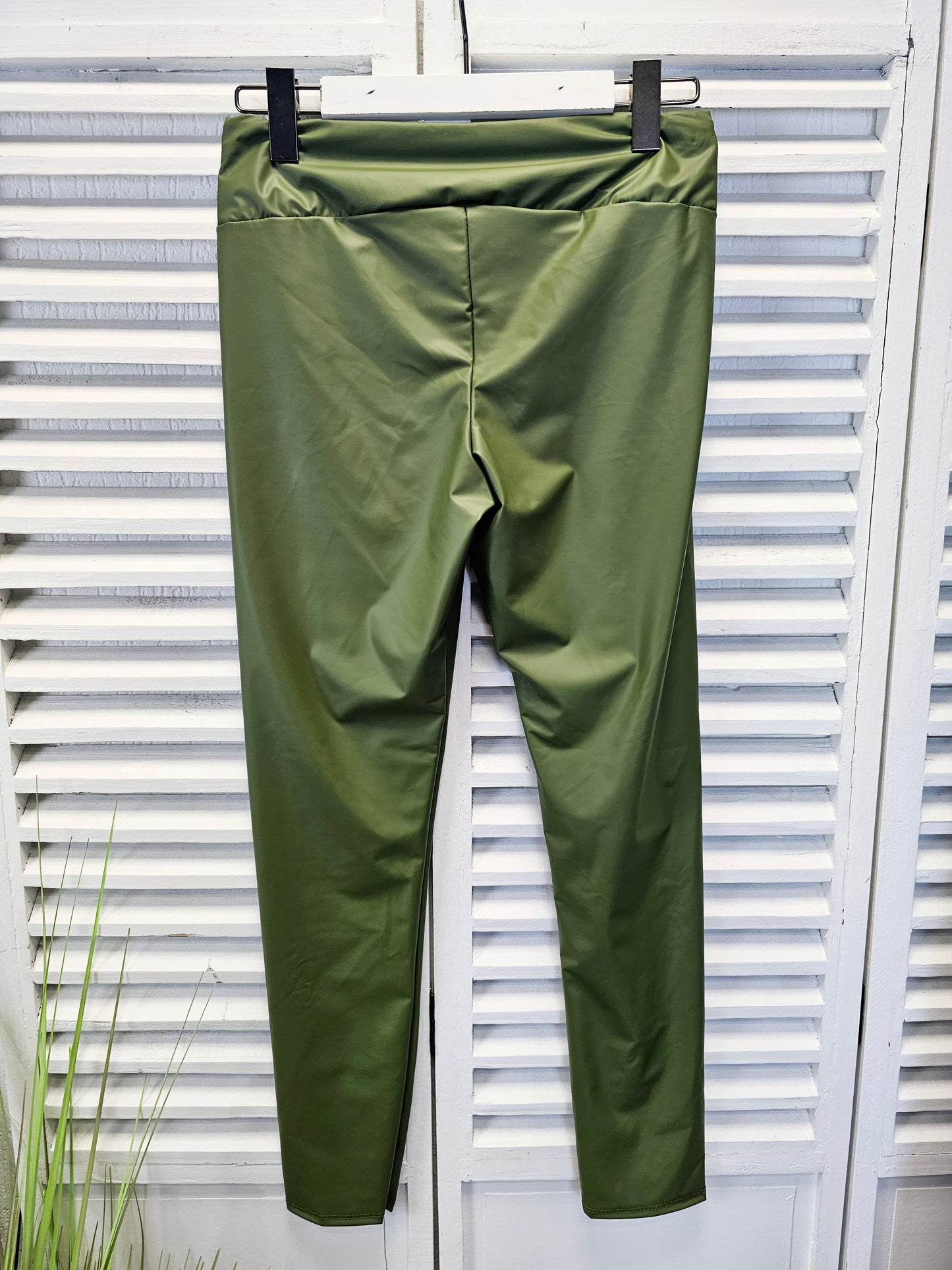 Dünne Leggings in Lederoptik mit Stretchbund in drei Farben