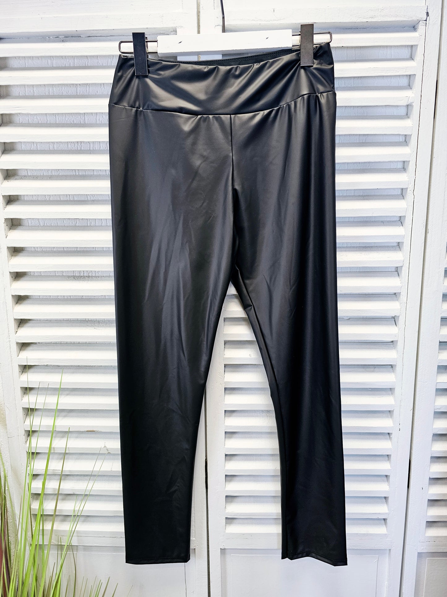 Dünne Leggings in Lederoptik mit Stretchbund in drei Farben