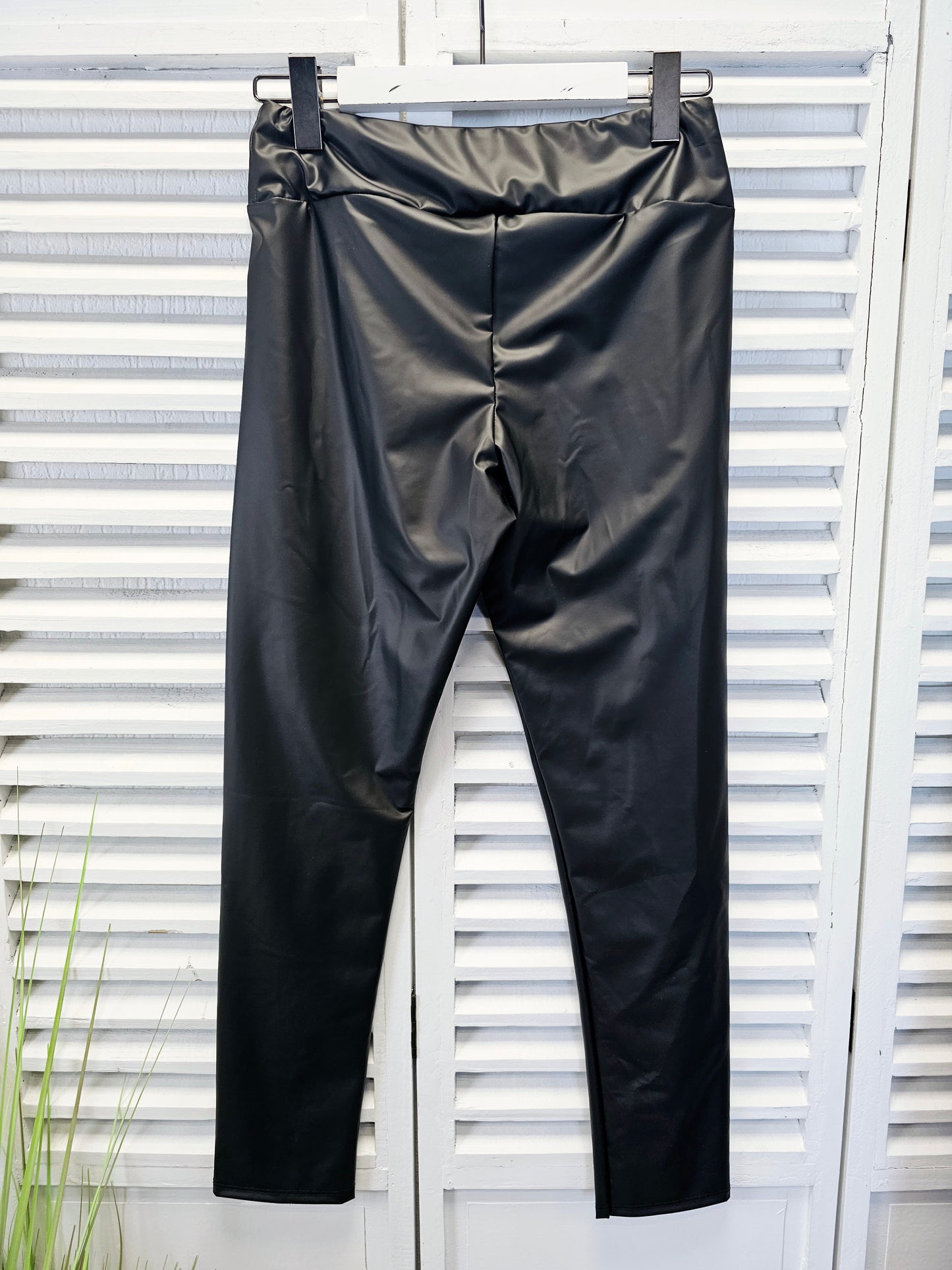 Dünne Leggings in Lederoptik mit Stretchbund in drei Farben