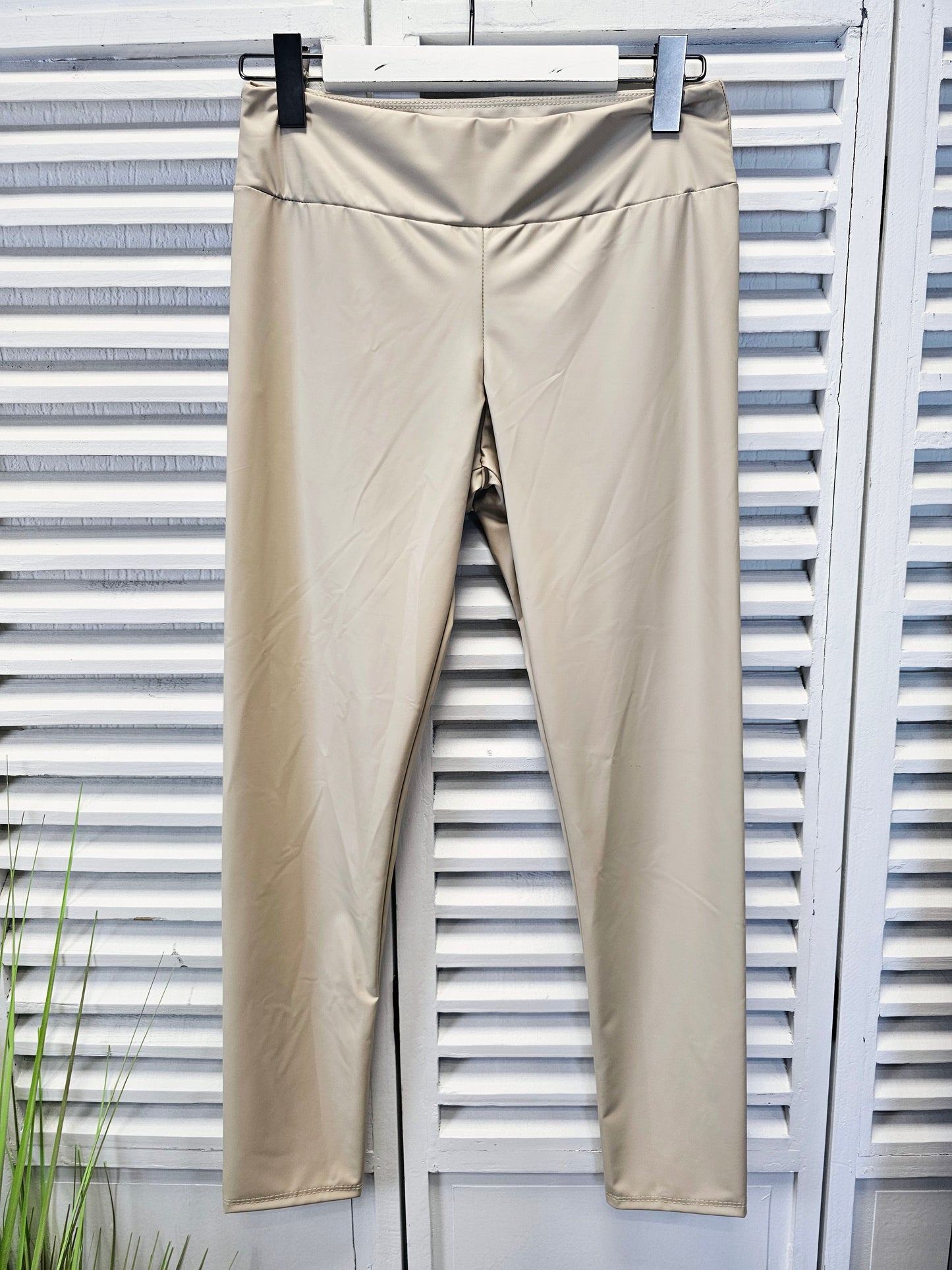 Dünne Leggings in Lederoptik mit Stretchbund in drei Farben