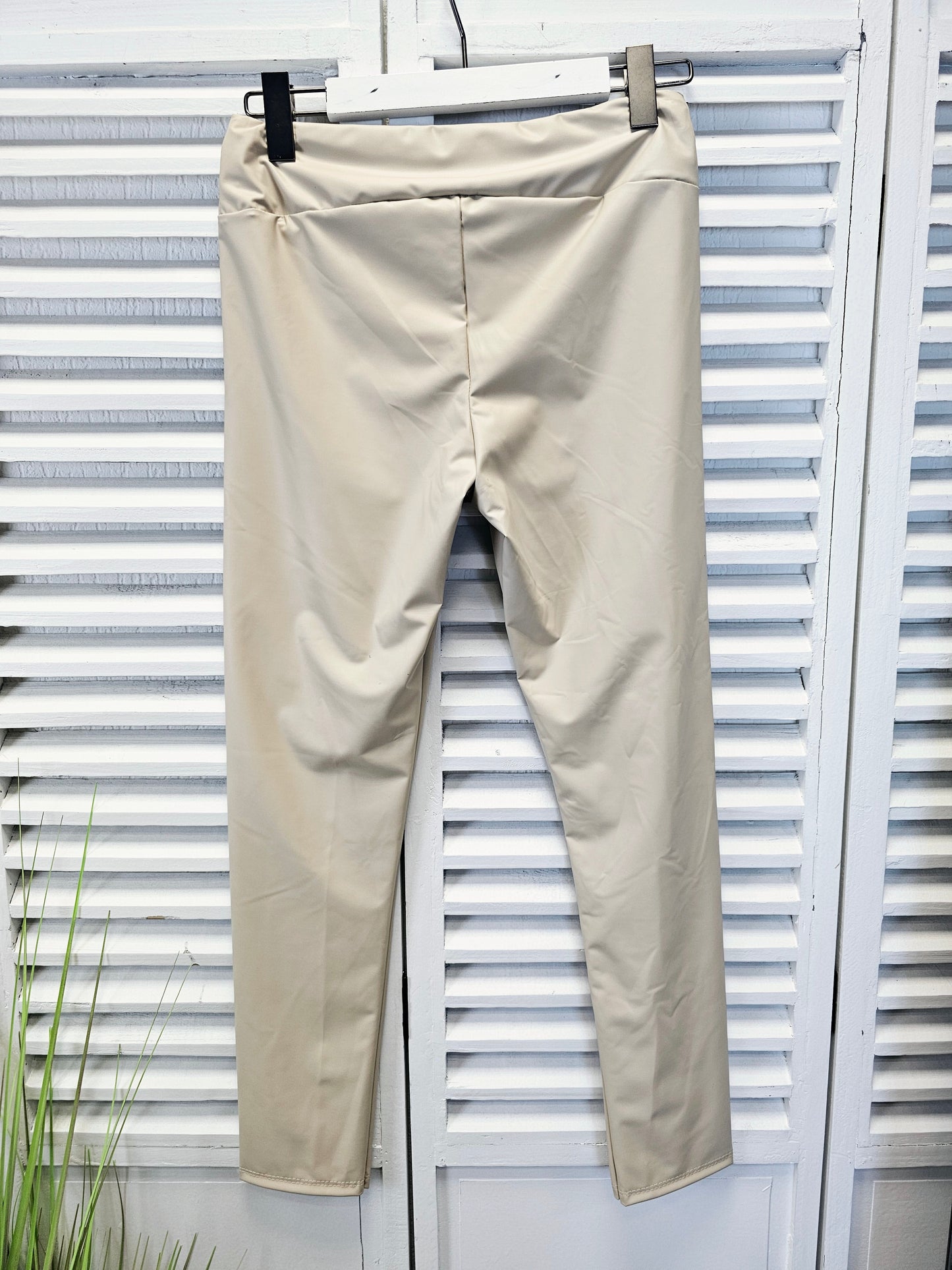 Dünne Leggings in Lederoptik mit Stretchbund in drei Farben