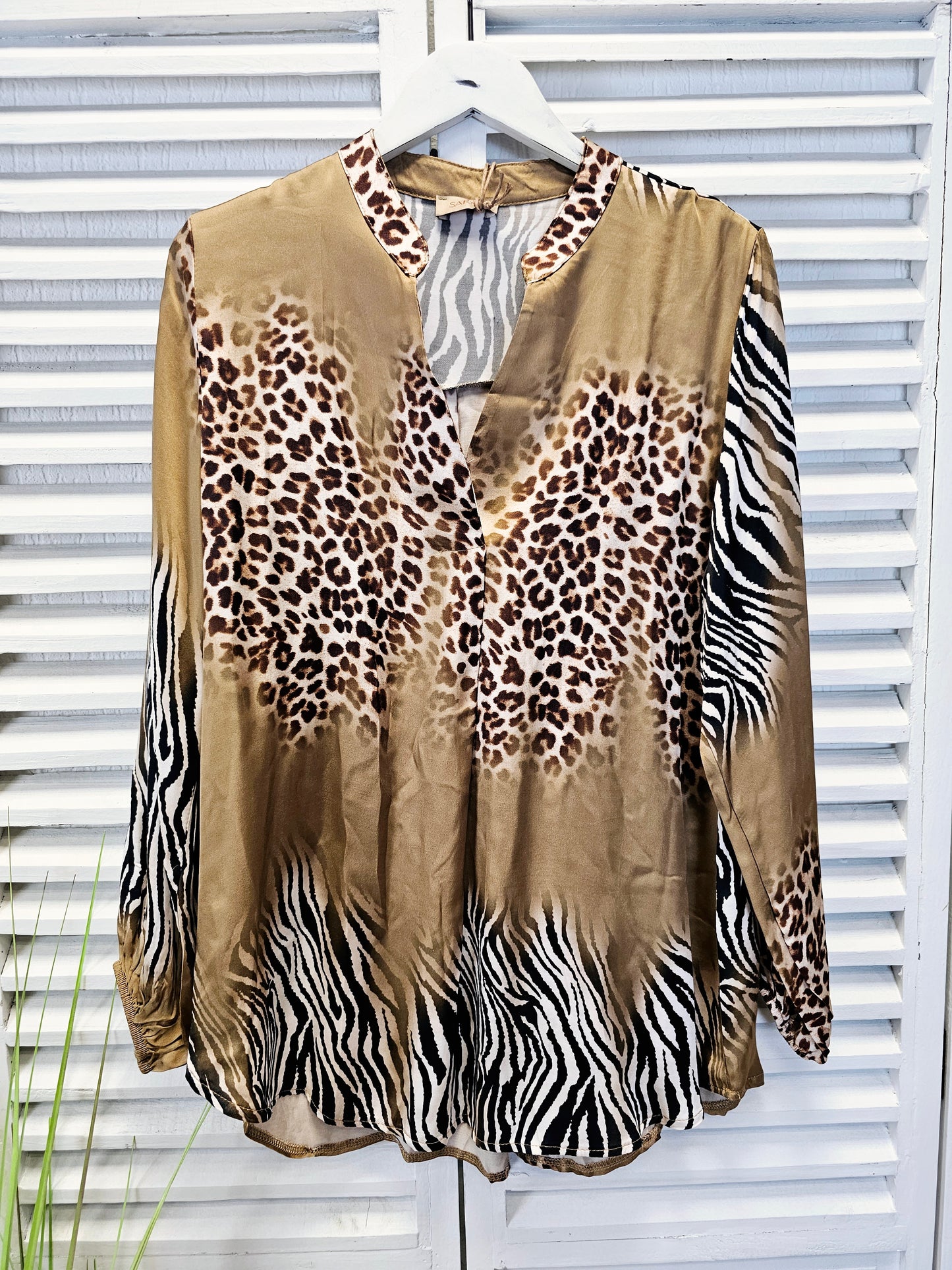 Seidige Bluse Animalprint in Sandfarben mit V-Auschnitt