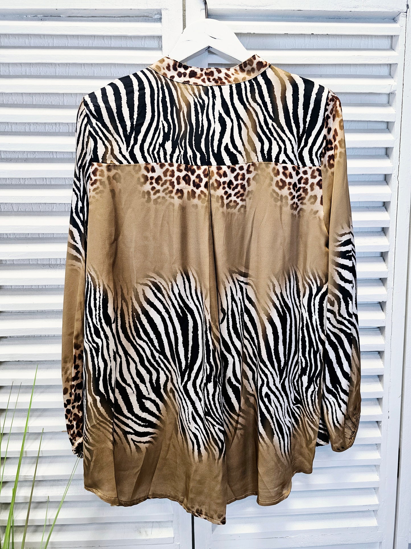 Seidige Bluse Animalprint in Sandfarben mit V-Auschnitt