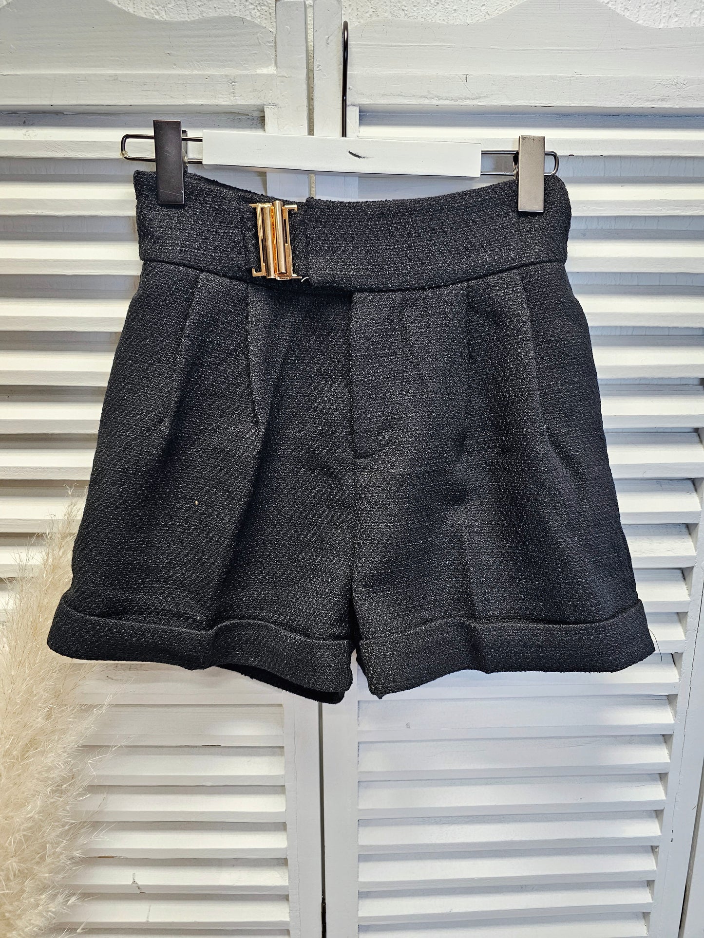 Schwarze Stoff Shorts mit goldener Schnalle und Wollanteil