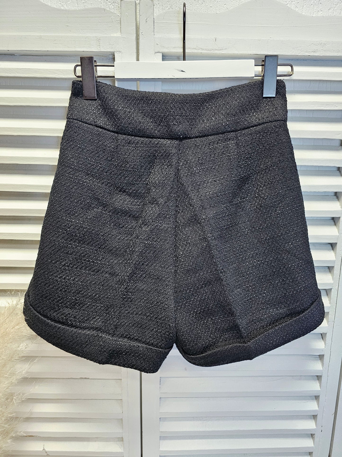 Schwarze Stoff Shorts mit goldener Schnalle und Wollanteil