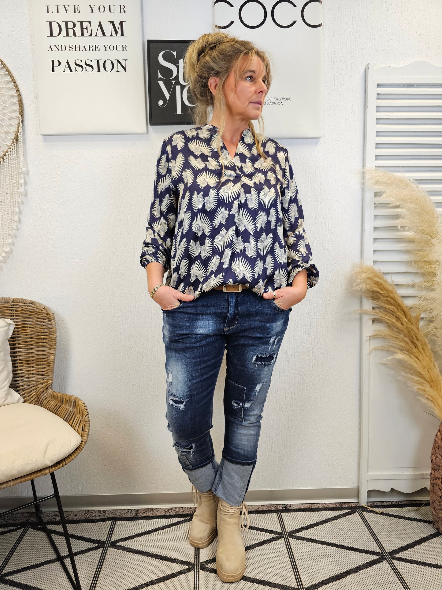 Seidige Bluse in Marine mit floralem Muster