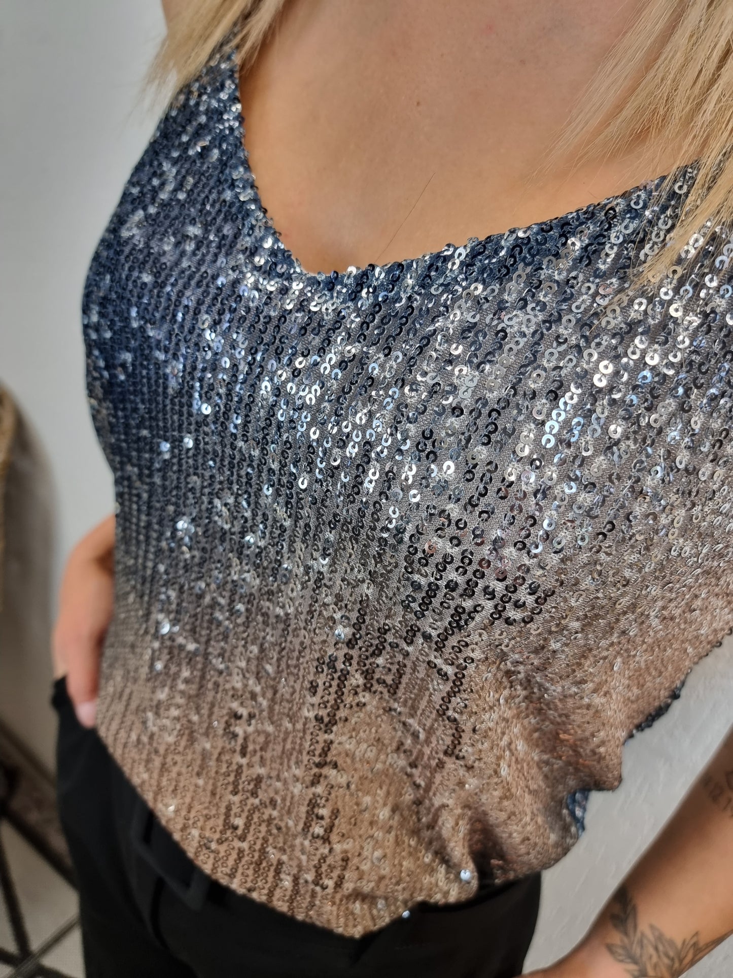 Elegantes Paillettentop mit verstellbaren Trägern in drei Farben