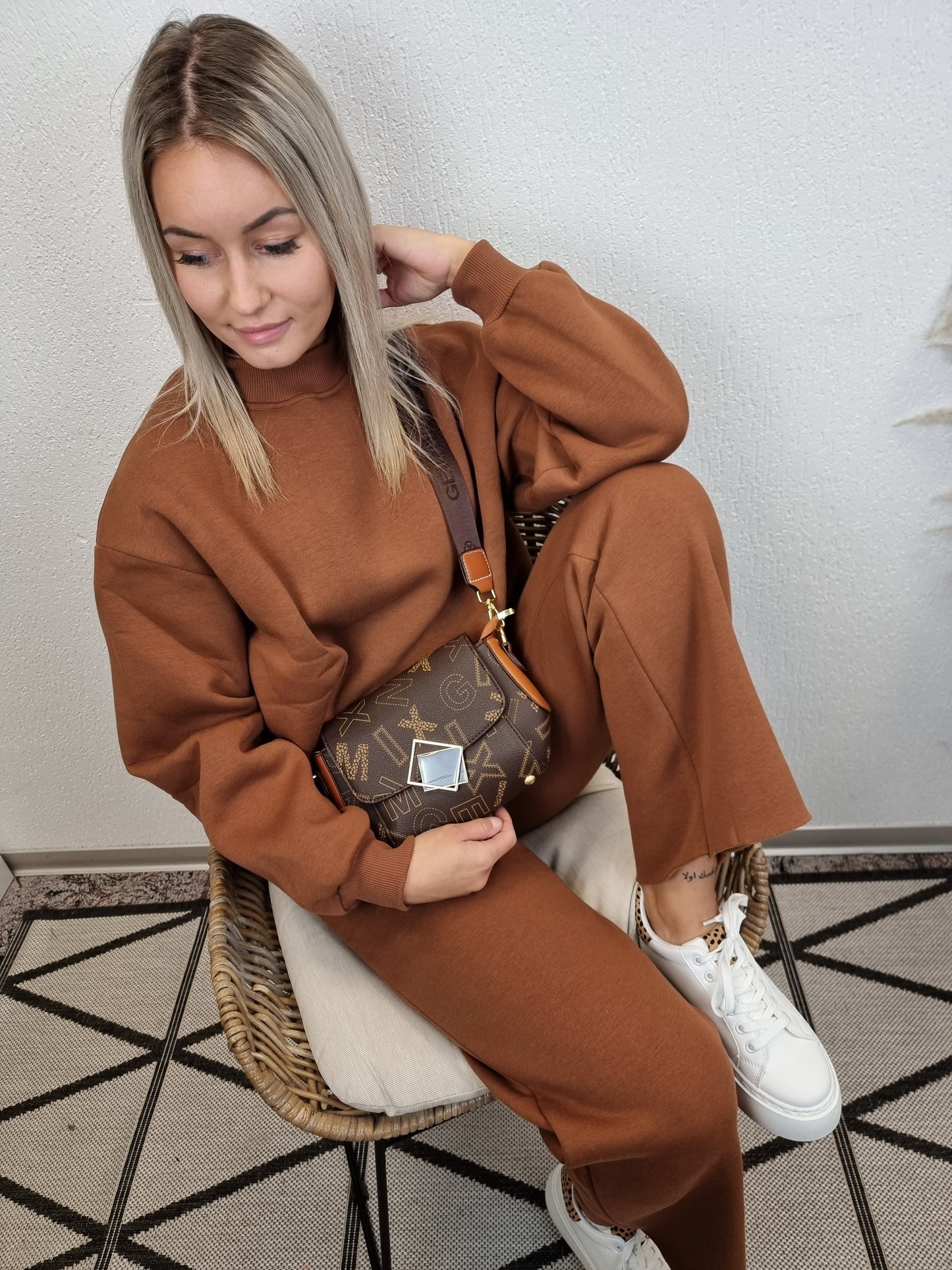 Sweathose in Braun mit weitem Bein