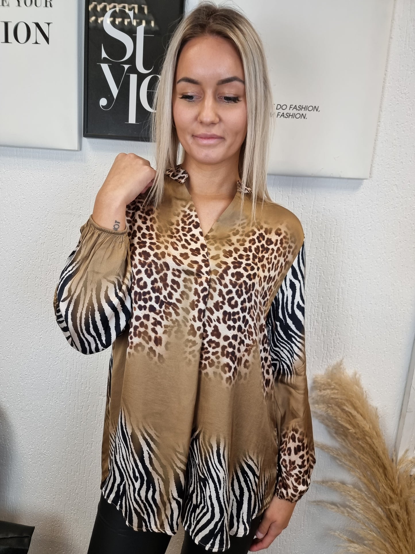 Seidige Bluse Animalprint in Sandfarben mit V-Auschnitt