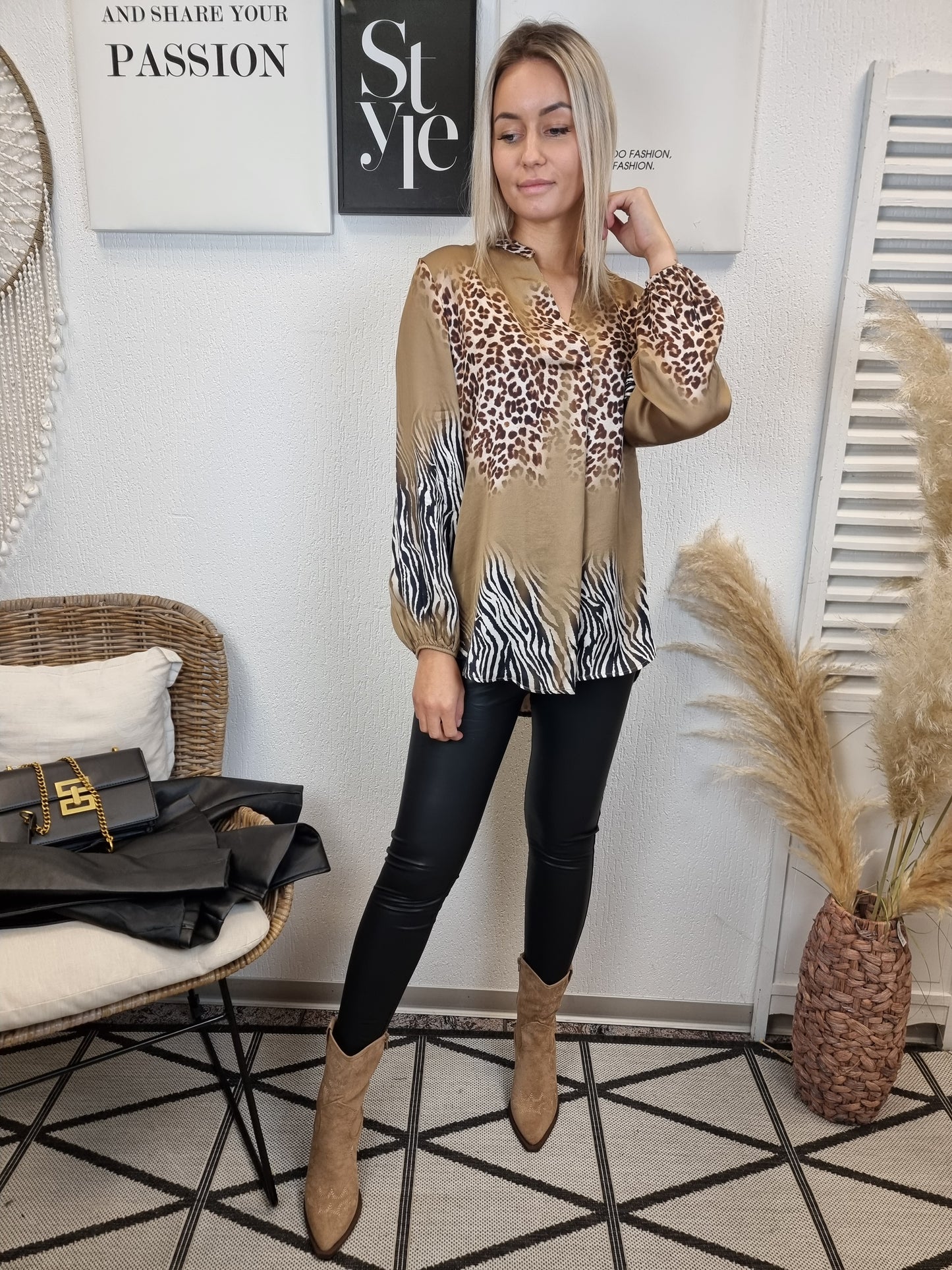 Seidige Bluse Animalprint in Sandfarben mit V-Auschnitt