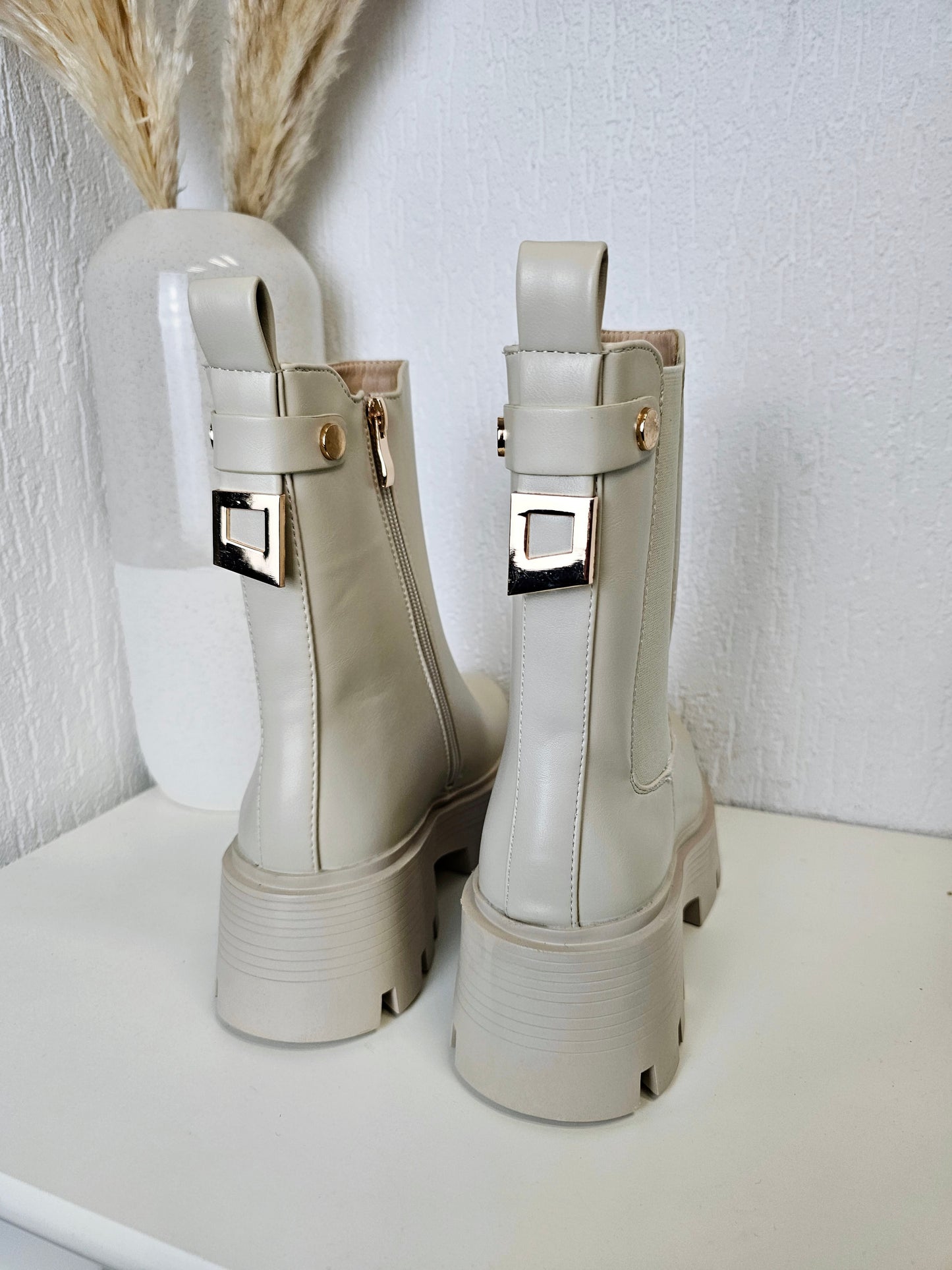 Chelsea Boots in Creme aus veganem Leder mit goldenen Details