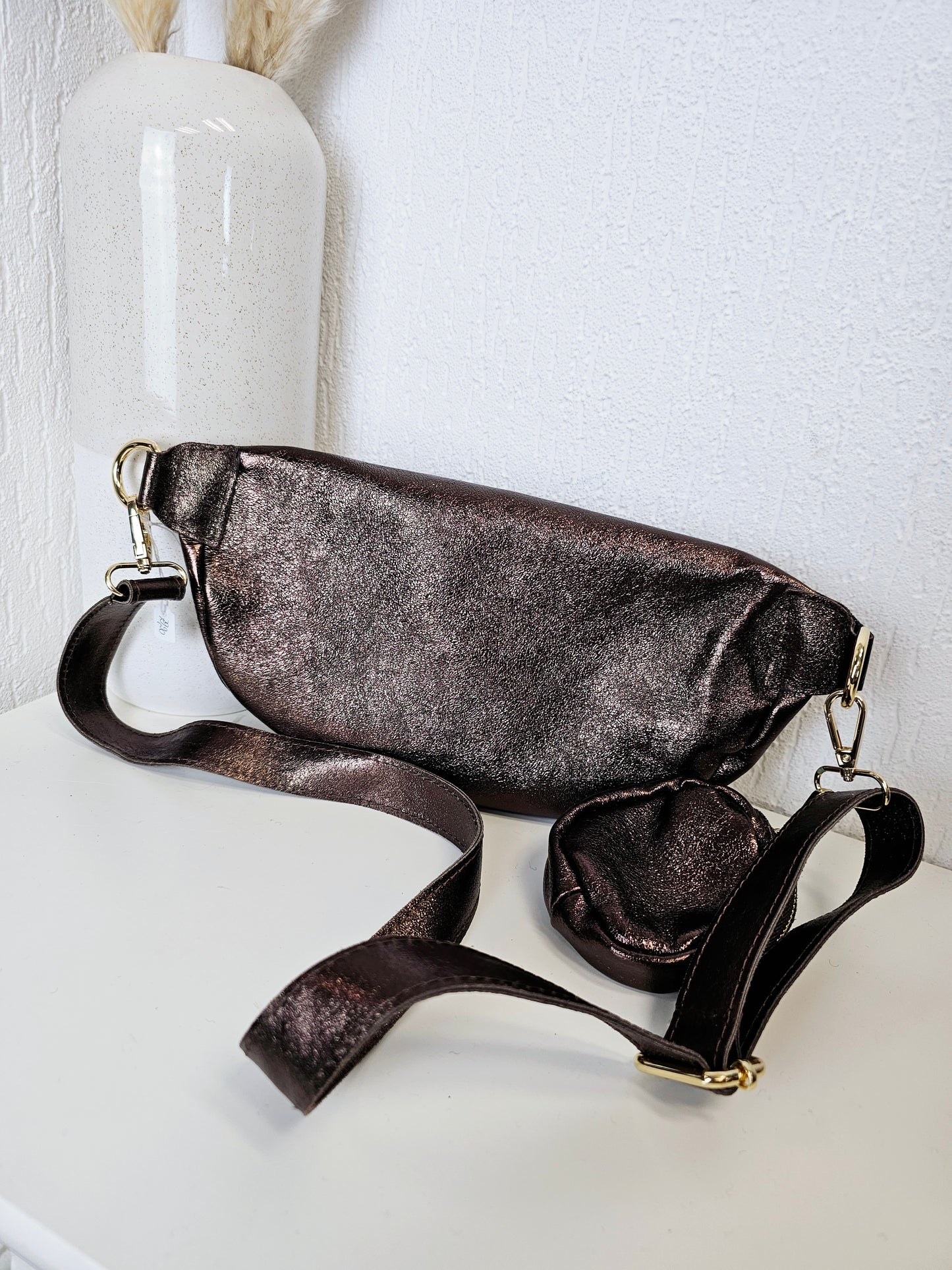 Bauchtasche aus Leder in glänzendem Bronze