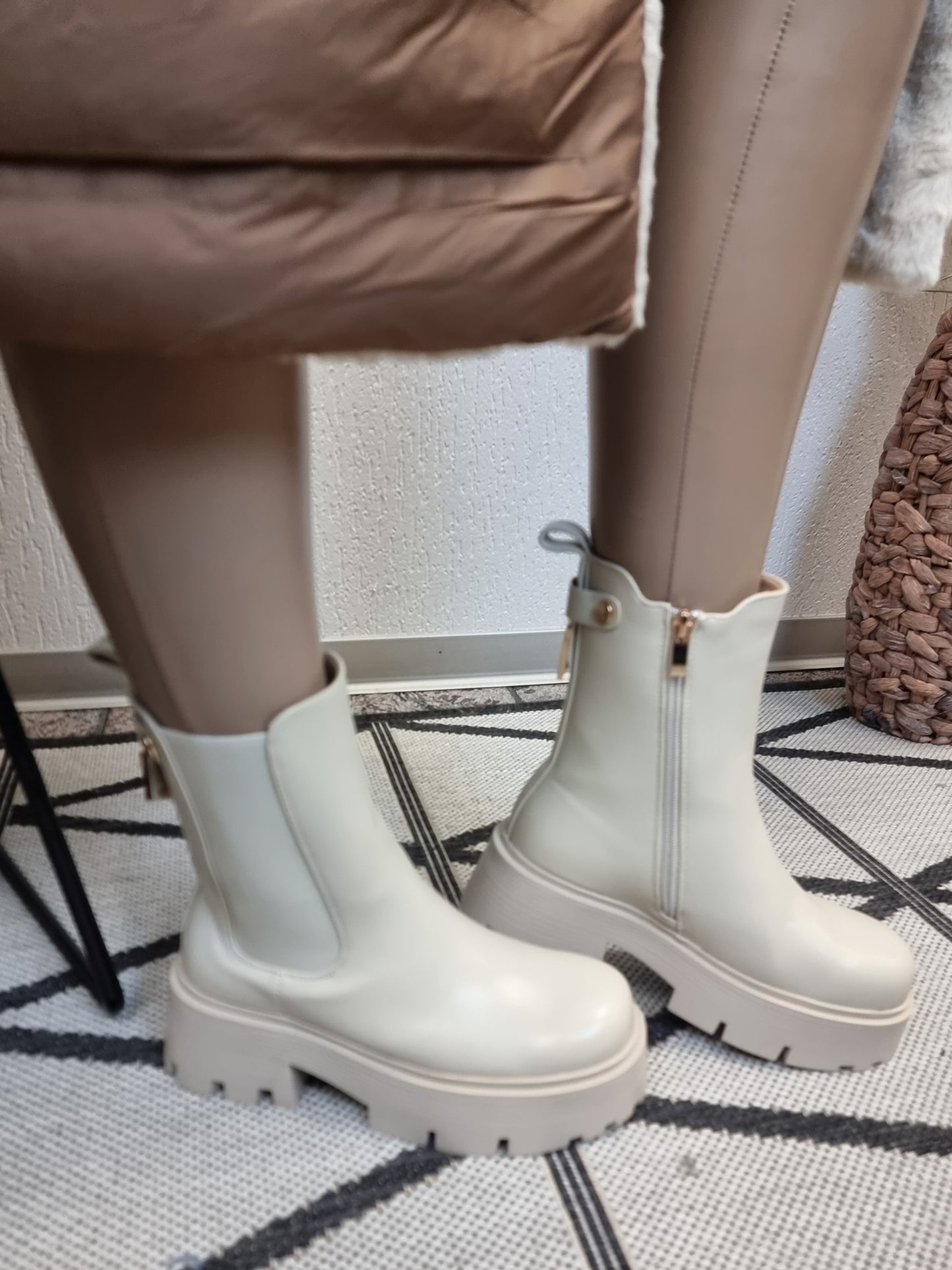 Chelsea Boots in Creme aus veganem Leder mit goldenen Details