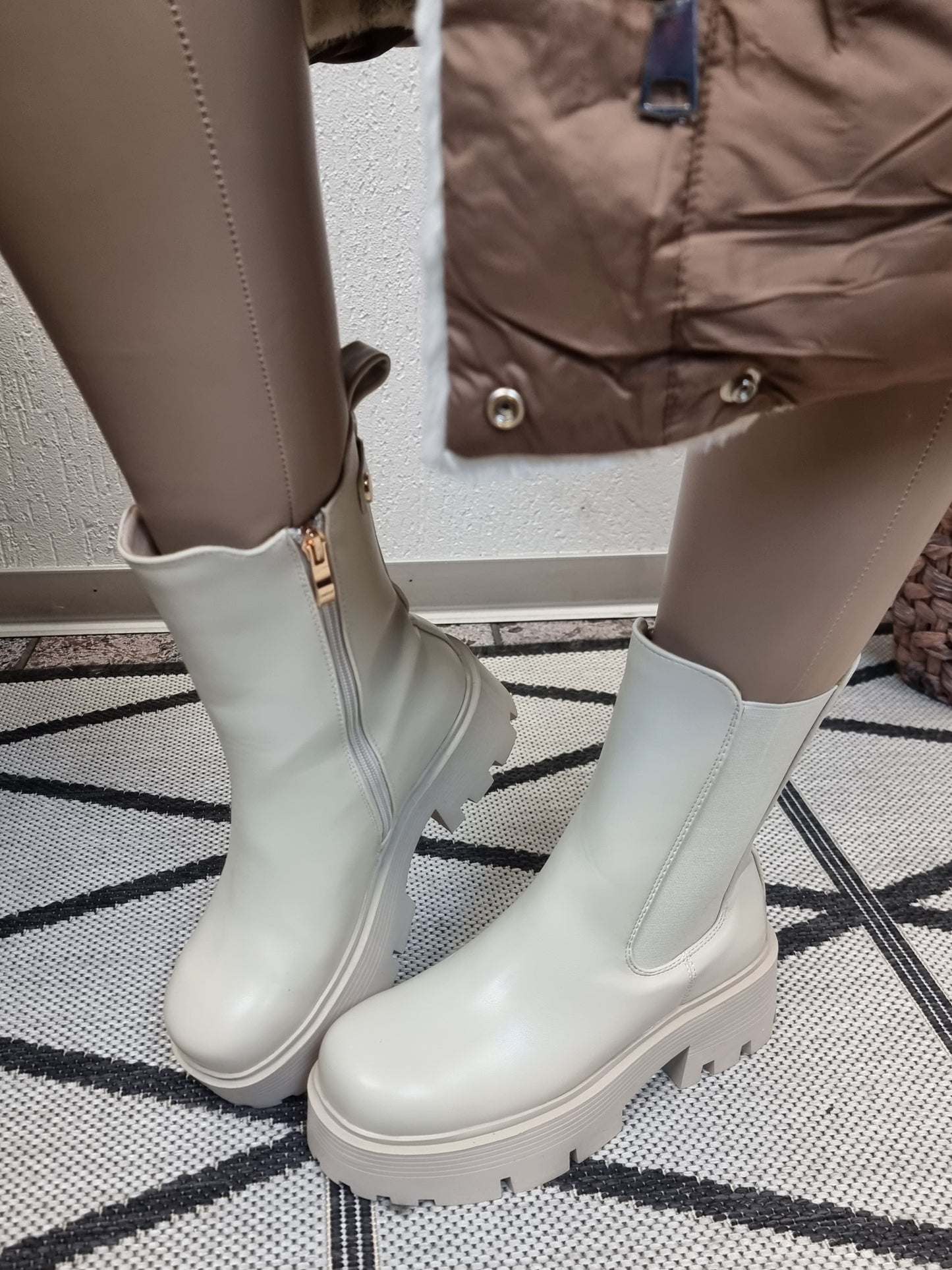 Chelsea Boots in Creme aus veganem Leder mit goldenen Details