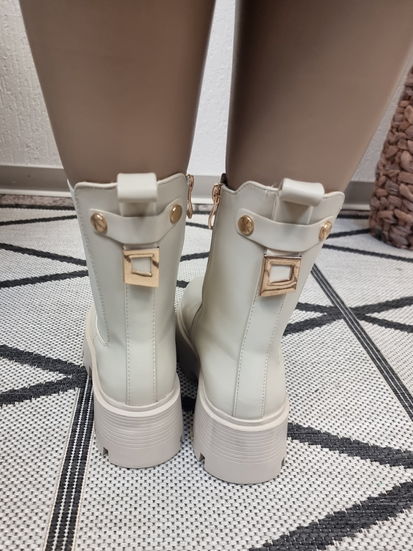 Chelsea Boots in Creme aus veganem Leder mit goldenen Details