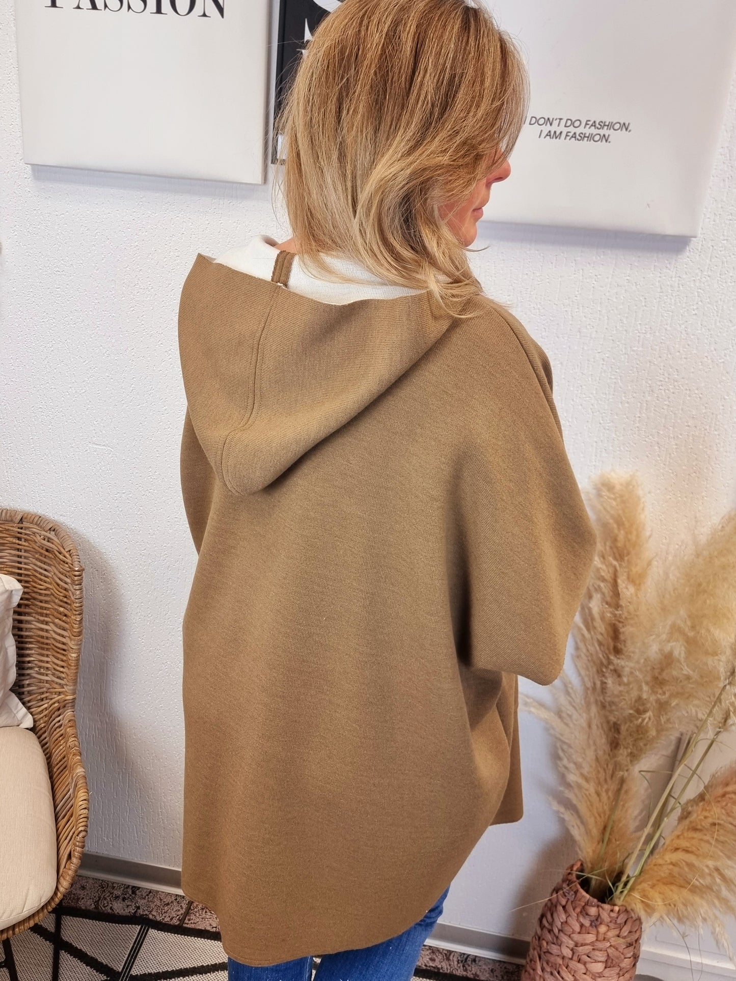 Strickjacke/mantel in Braun mit Taschen und Kapuze Megasale