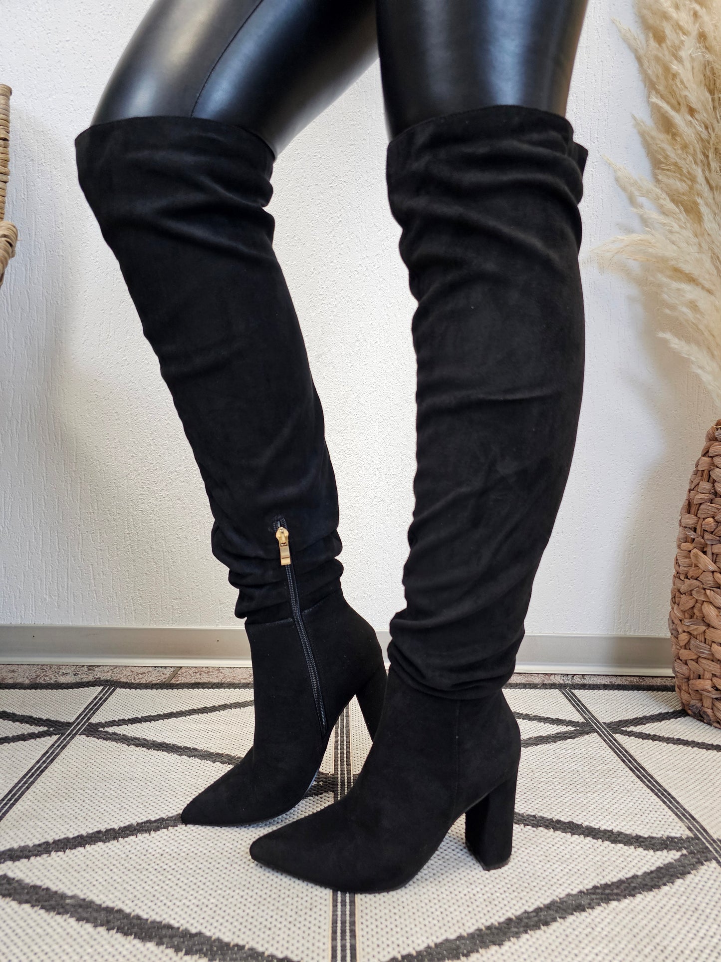 High Knee Stiefel mit Absatz in Schwarz nur Größe 37 vorrätig