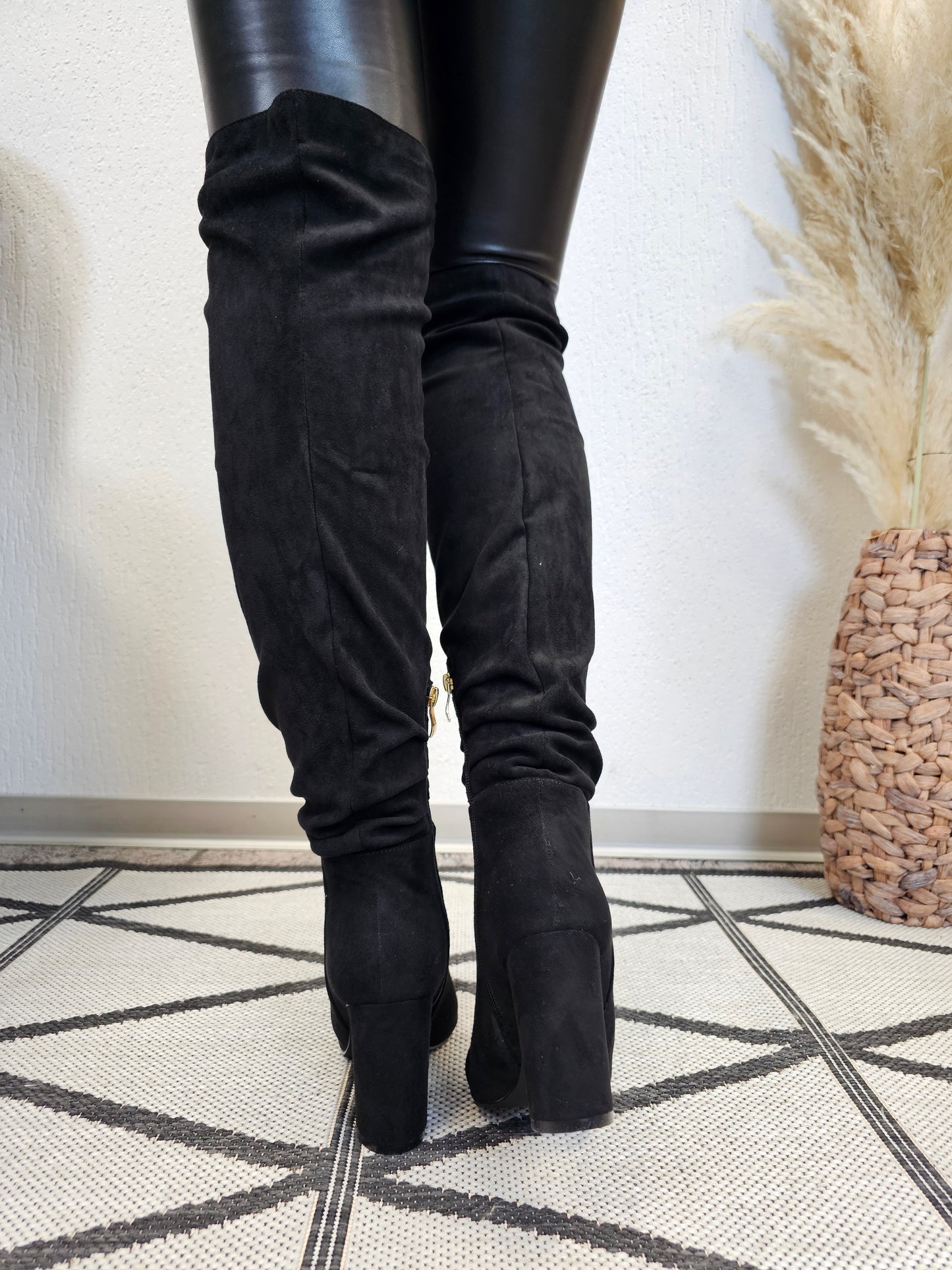 High Knee Stiefel mit Absatz in Schwarz nur Größe 37 vorrätig