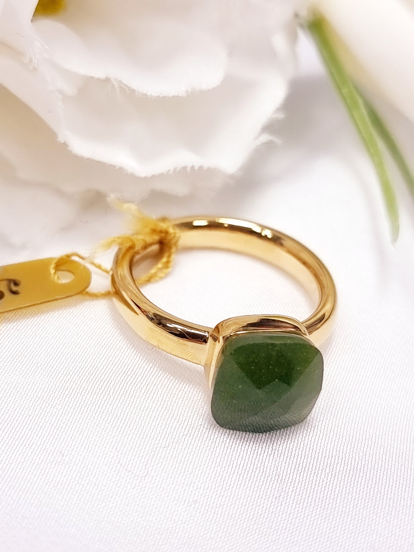 Edelstahlring 14 Karat vergoldet mit geschliffenem Glasstein in Grün
