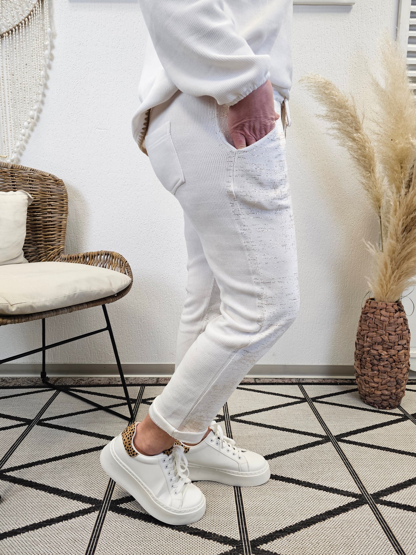 Weiche Jogpants Flying Star in Wollweiß mit goldenen Details