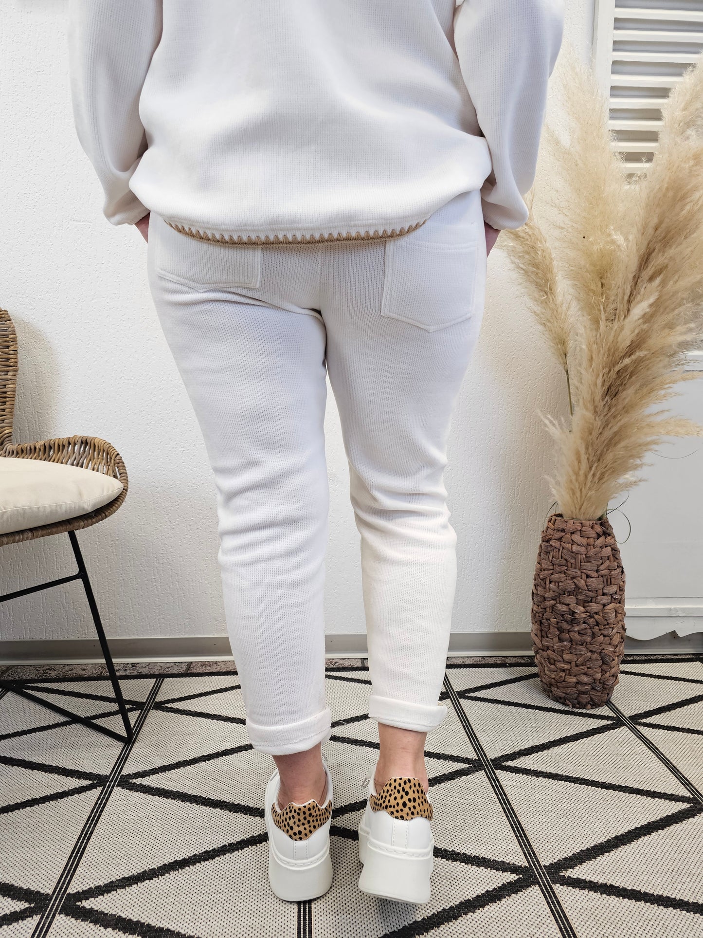 Weiche Jogpants Flying Star in Wollweiß mit goldenen Details