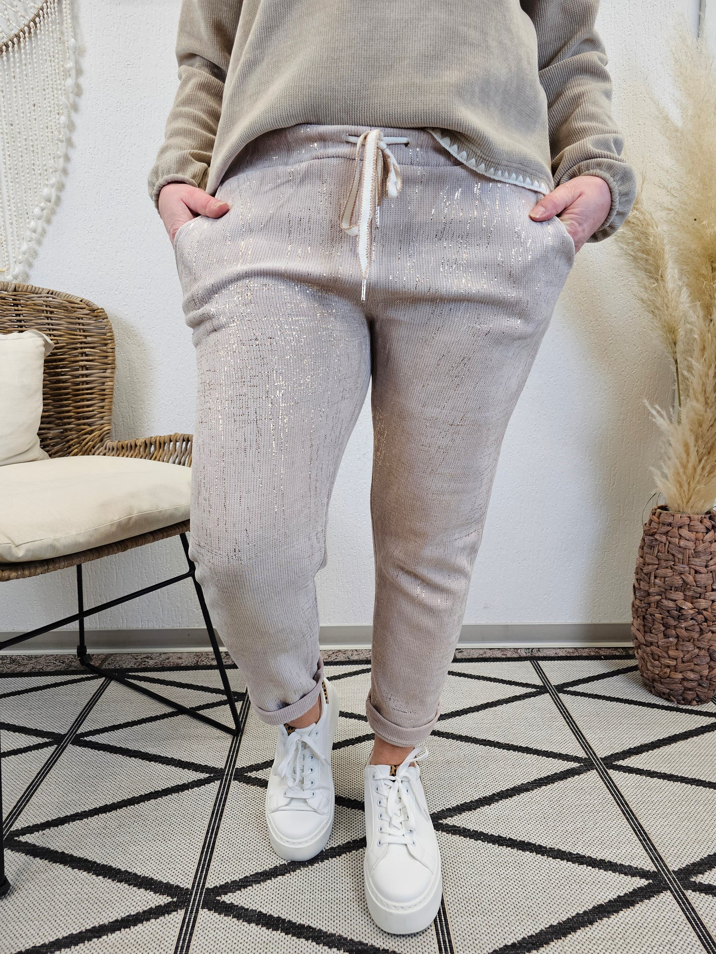 Weiche Jogpants Flying Star in Beige mit goldenen Details