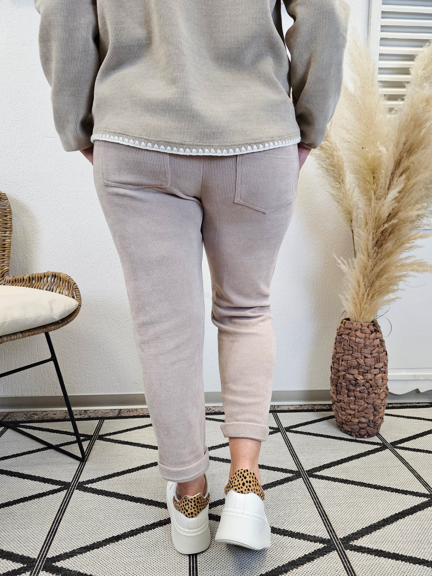 Weiche Jogpants Flying Star in Beige mit goldenen Details