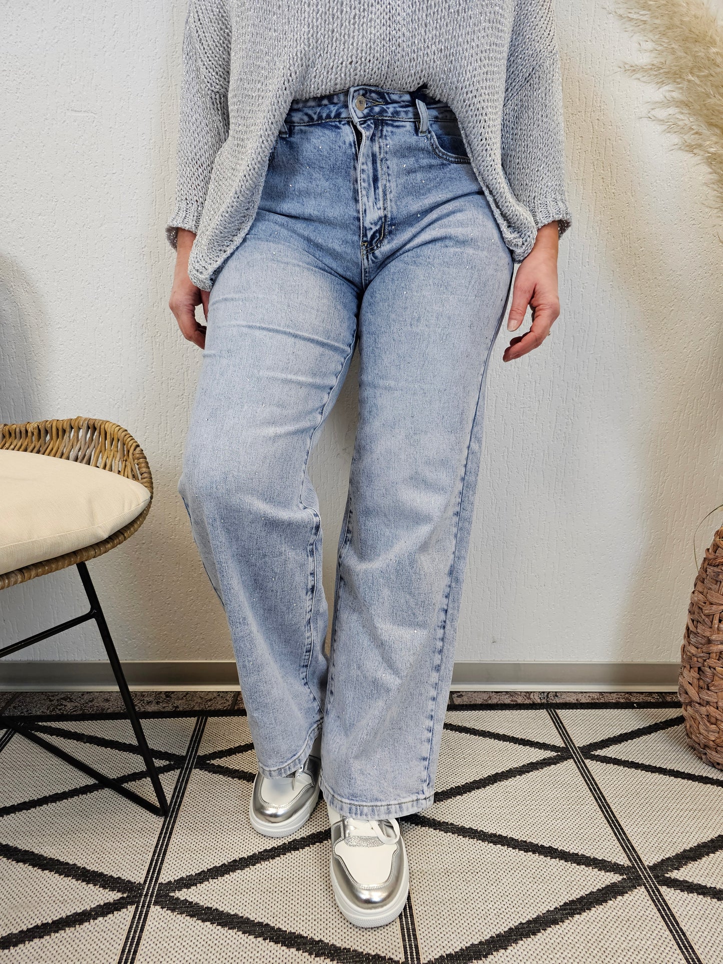Jeans mit geradem, weitem Bein und kleinen Glitzersteinen nur in L vorrätig