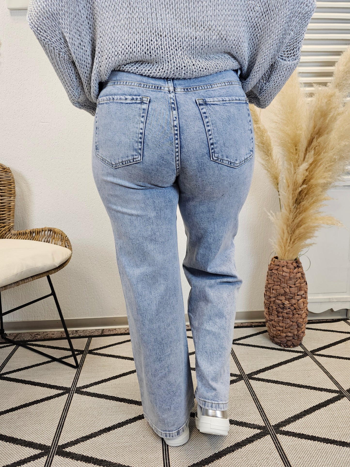 Jeans mit geradem, weitem Bein und kleinen Glitzersteinen nur in L vorrätig