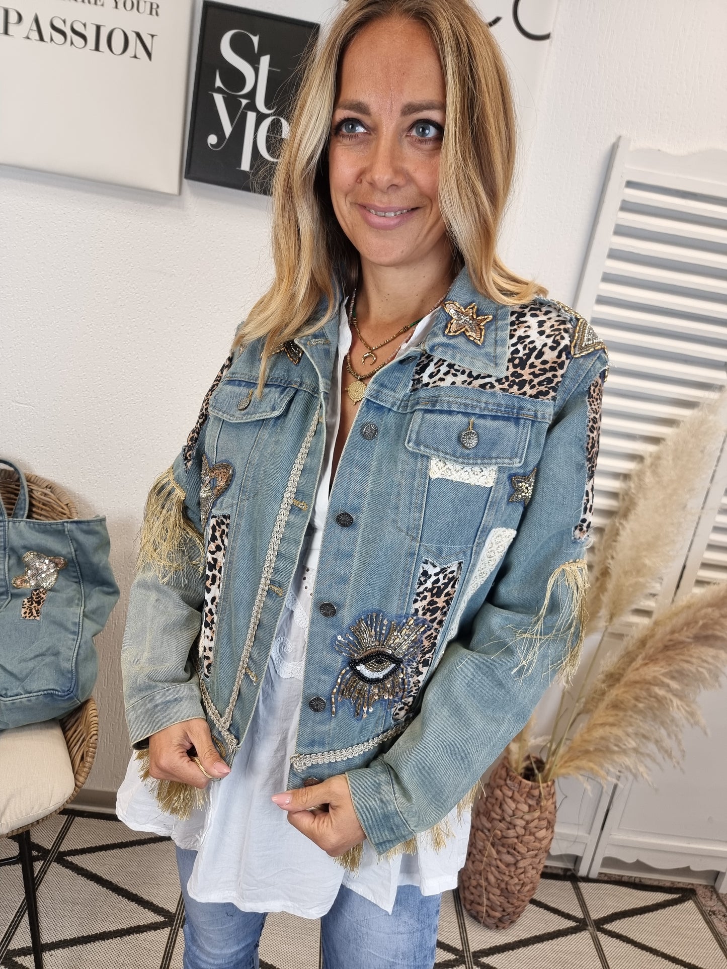 Aufwendige kurze Country Jeansjacke mit Leomuster und Fransen