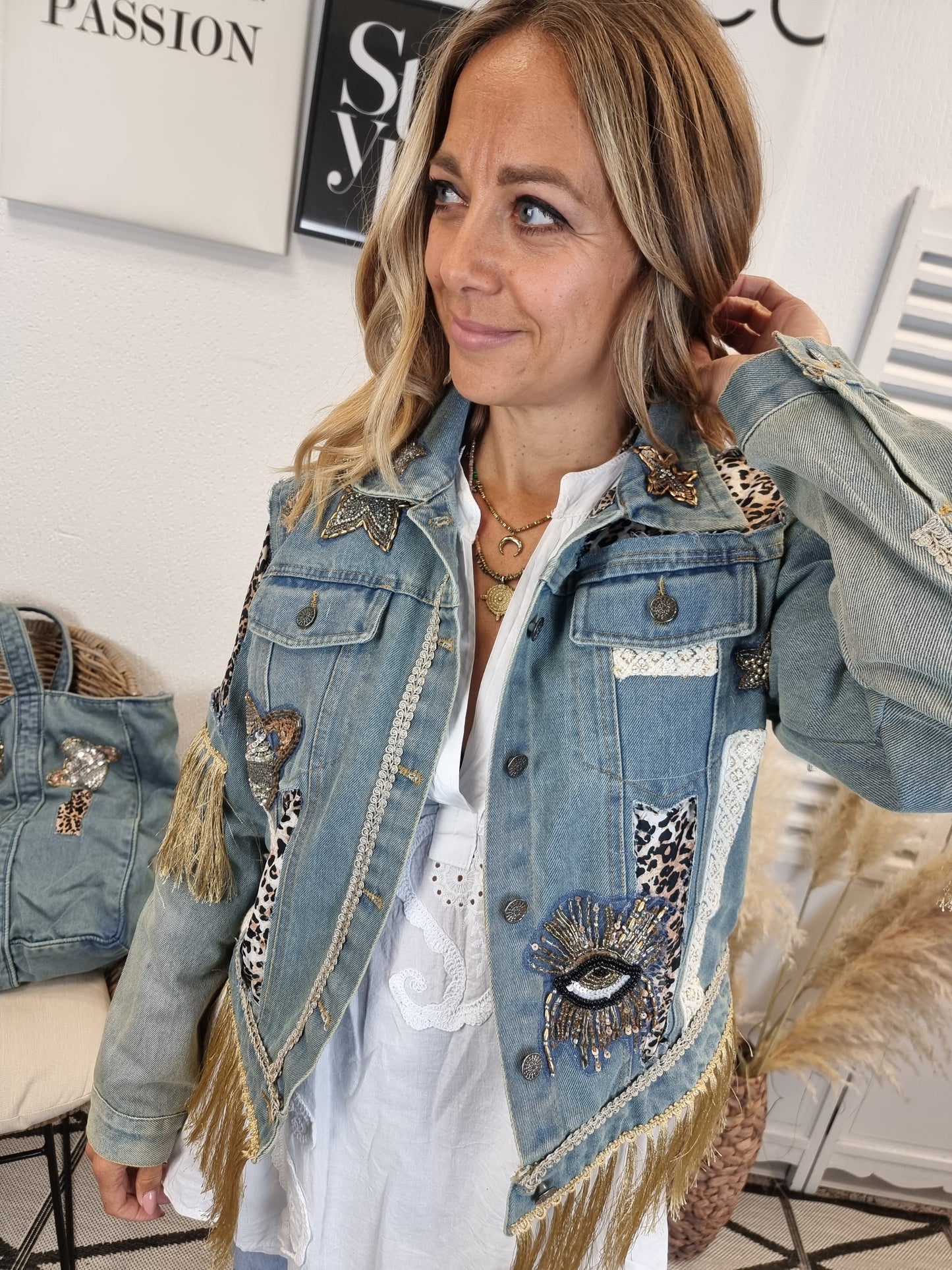 Aufwendige kurze Country Jeansjacke mit Leomuster und Fransen