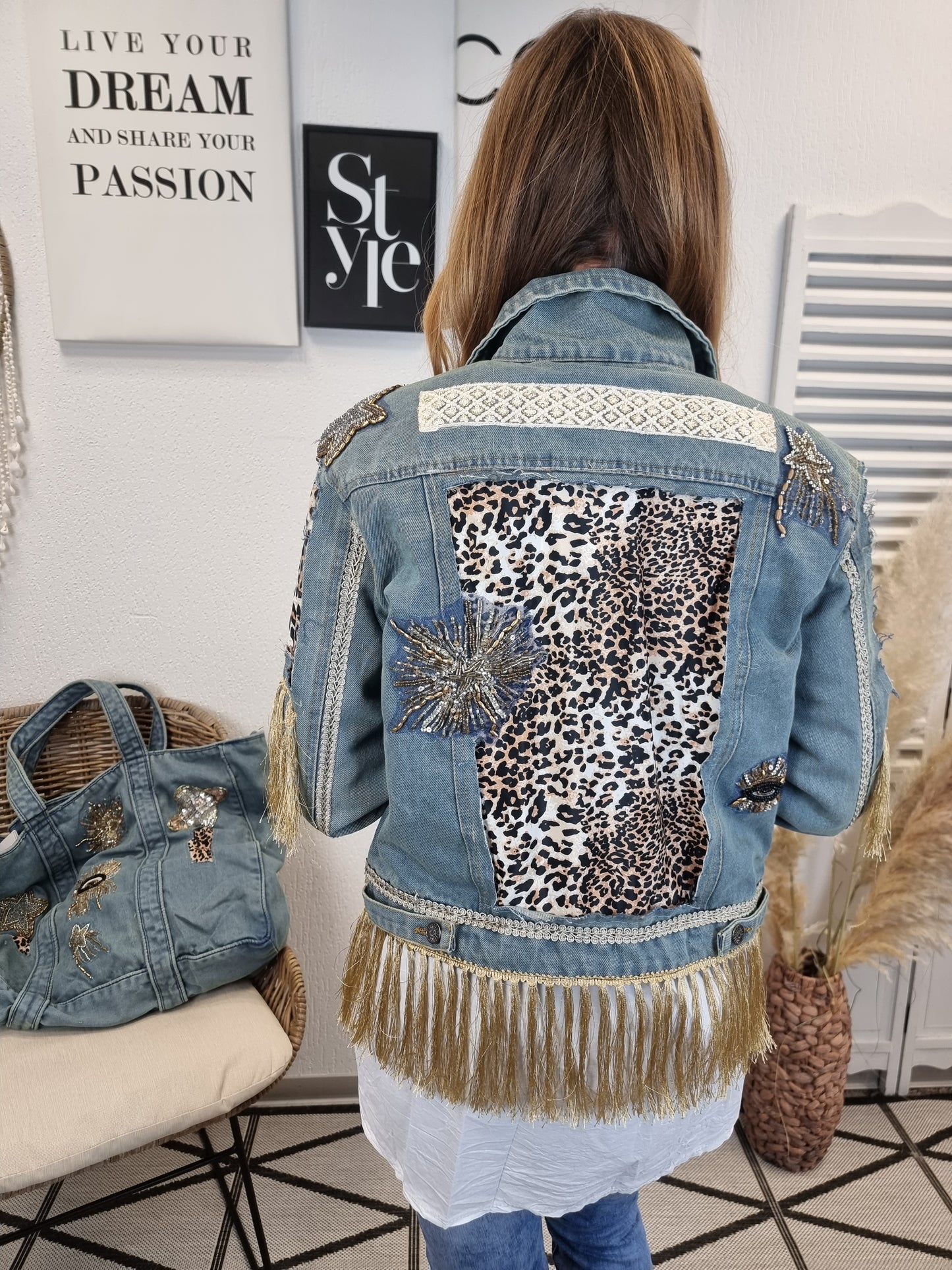 Aufwendige kurze Country Jeansjacke mit Leomuster und Fransen