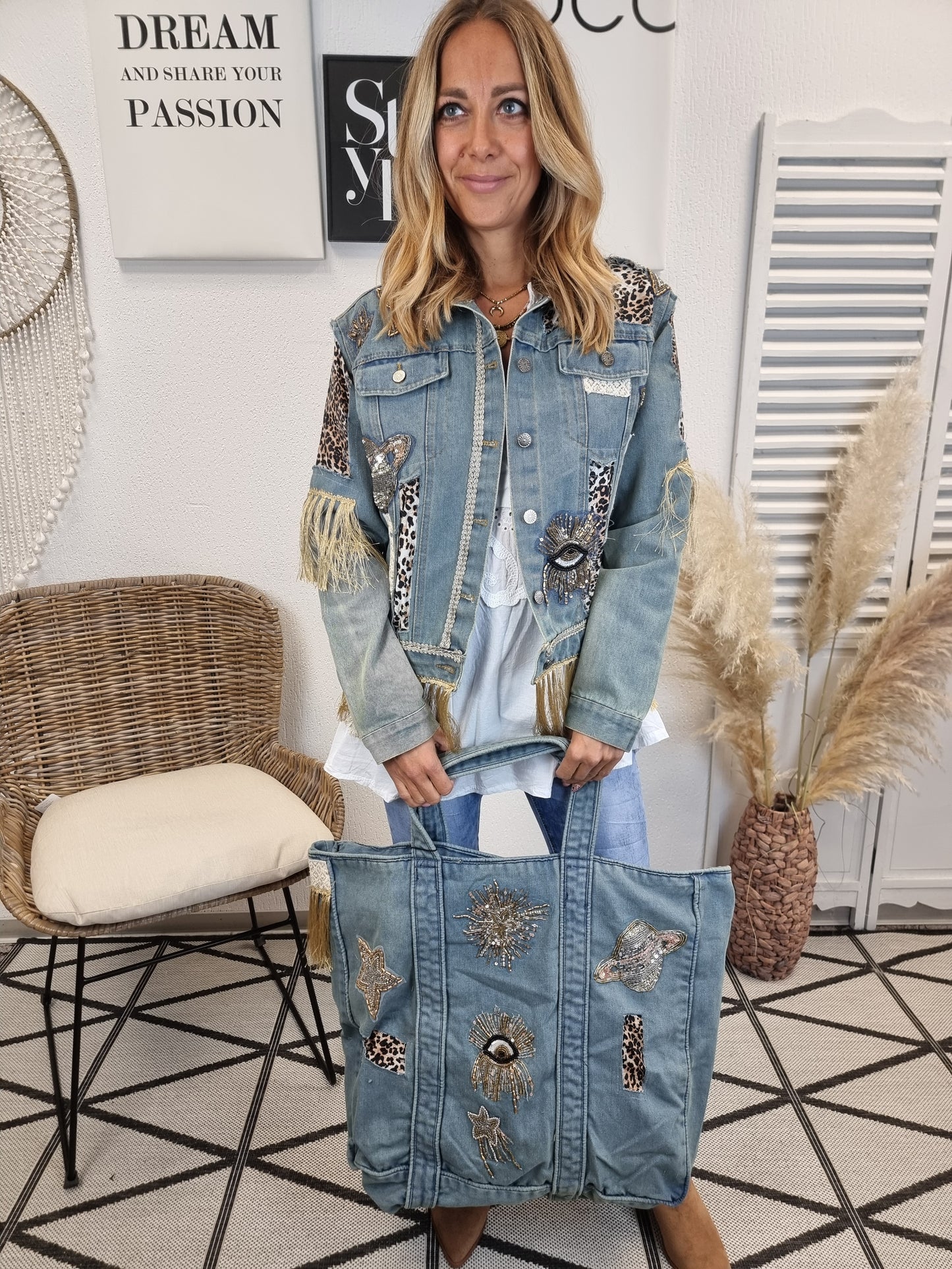 Aufwendige kurze Country Jeansjacke mit Leomuster und Fransen