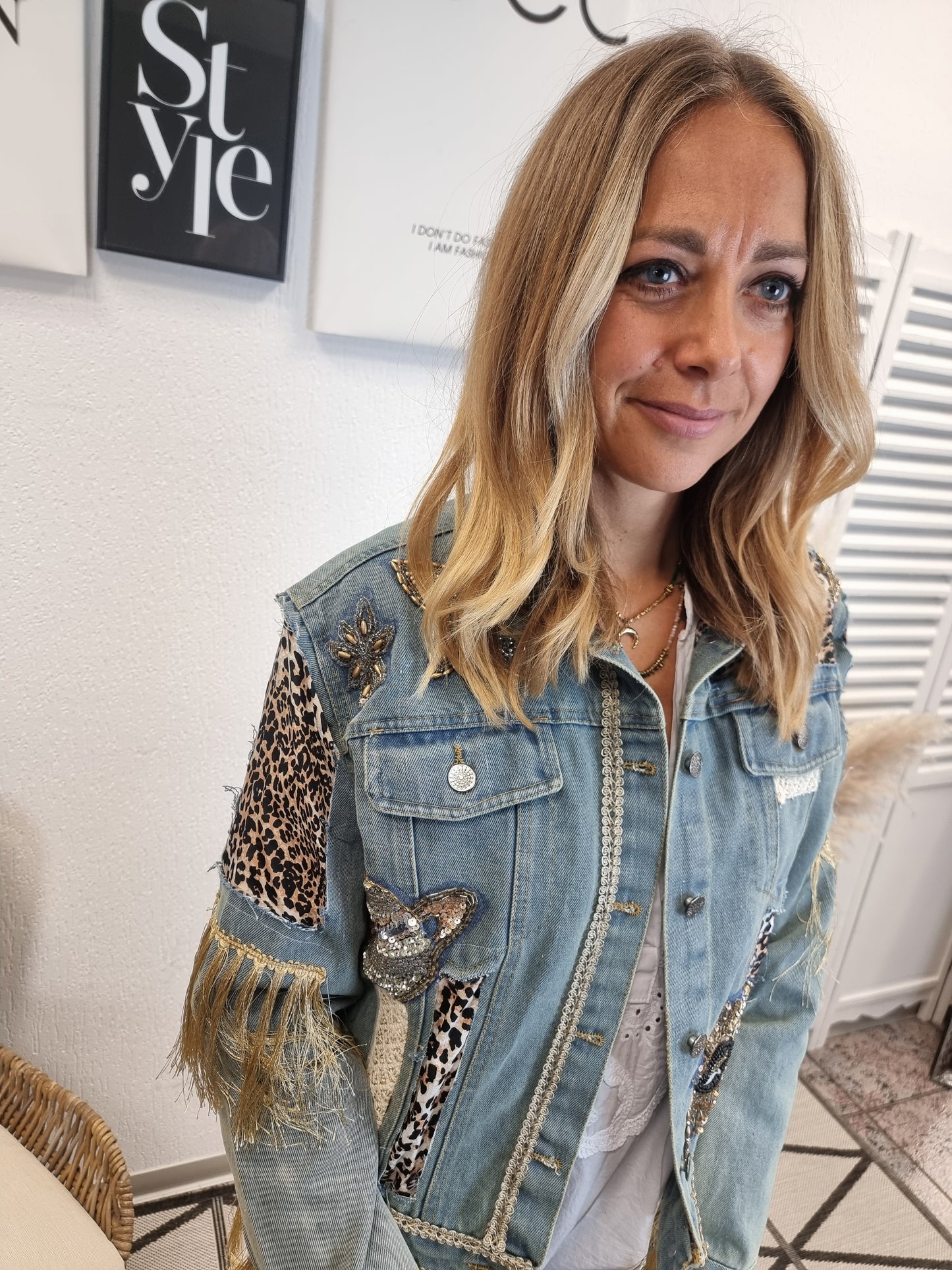 Aufwendige kurze Country Jeansjacke mit Leomuster und Fransen