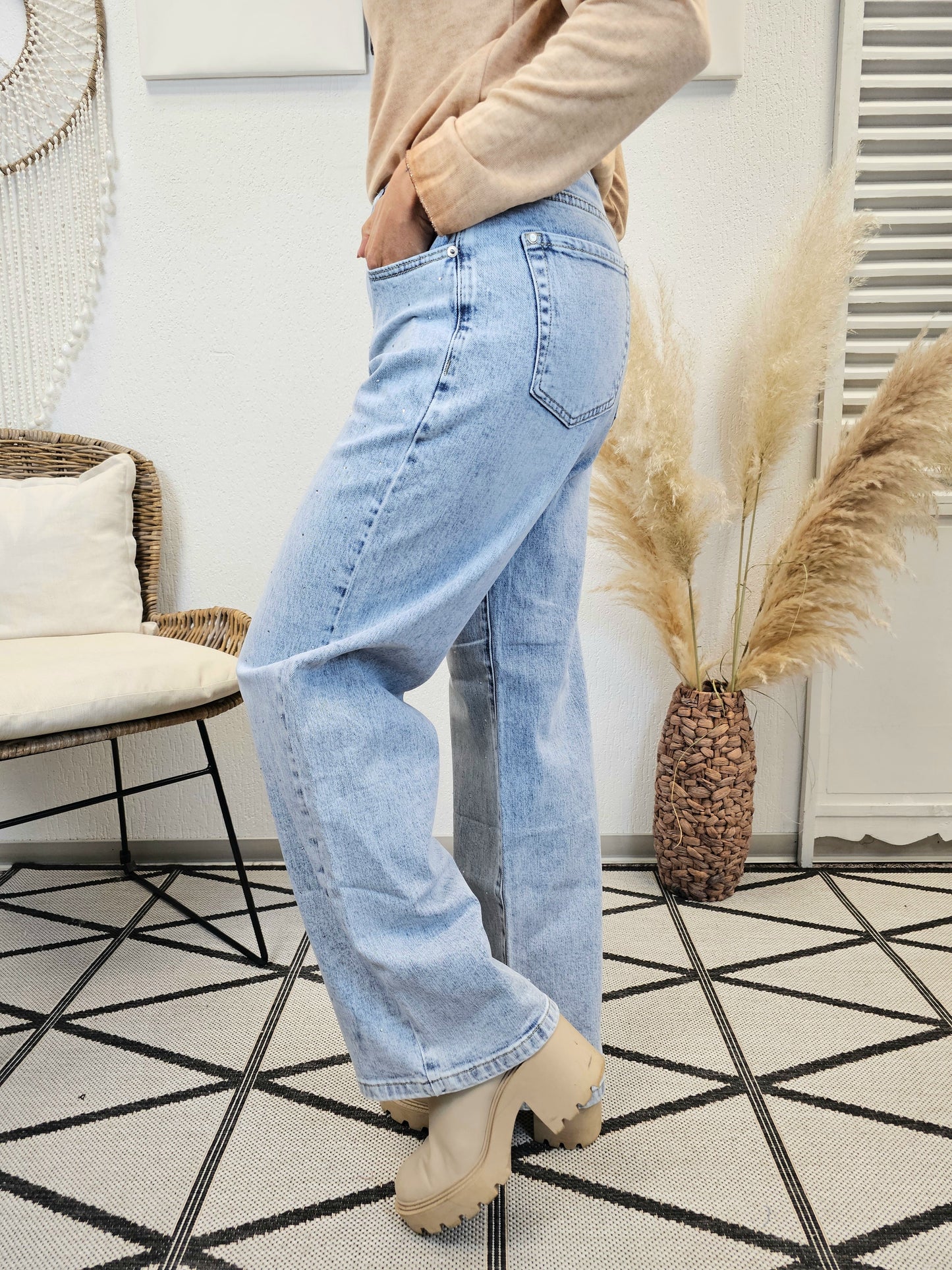 Jeans mit geradem, weitem Bein und kleinen Glitzersteinen nur in L vorrätig