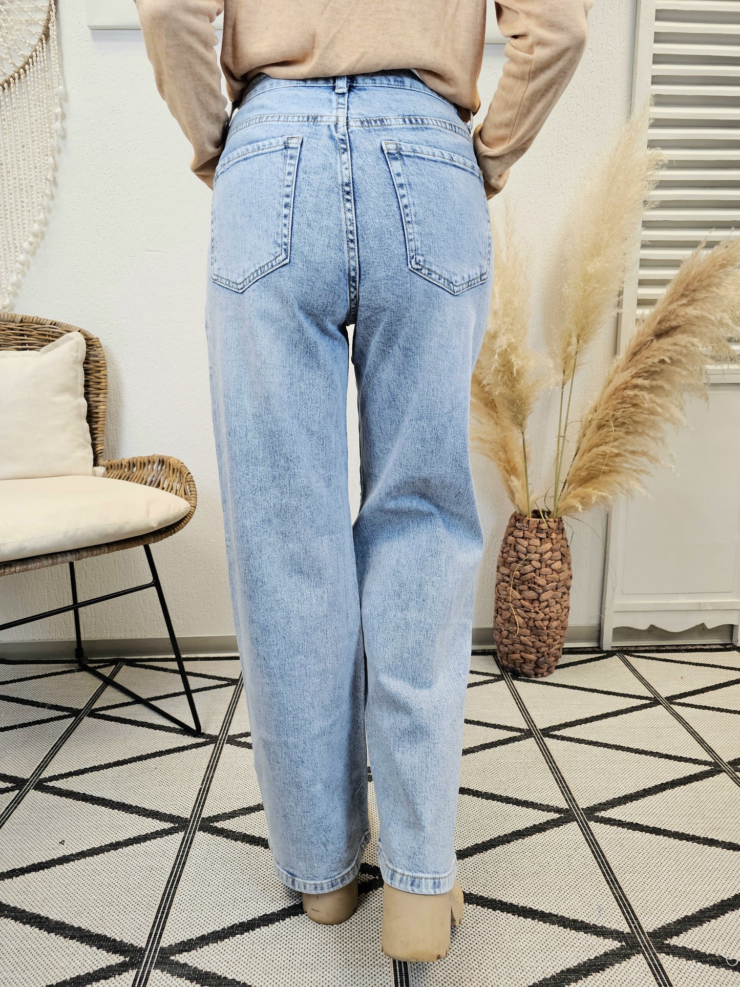 Jeans mit geradem, weitem Bein und kleinen Glitzersteinen nur in L vorrätig