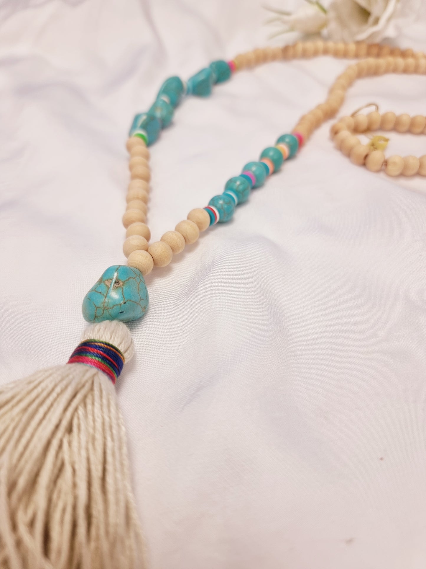 Boho Holzperlen Kette mit Howlitestein und Quaste 'Natur - Türkis'