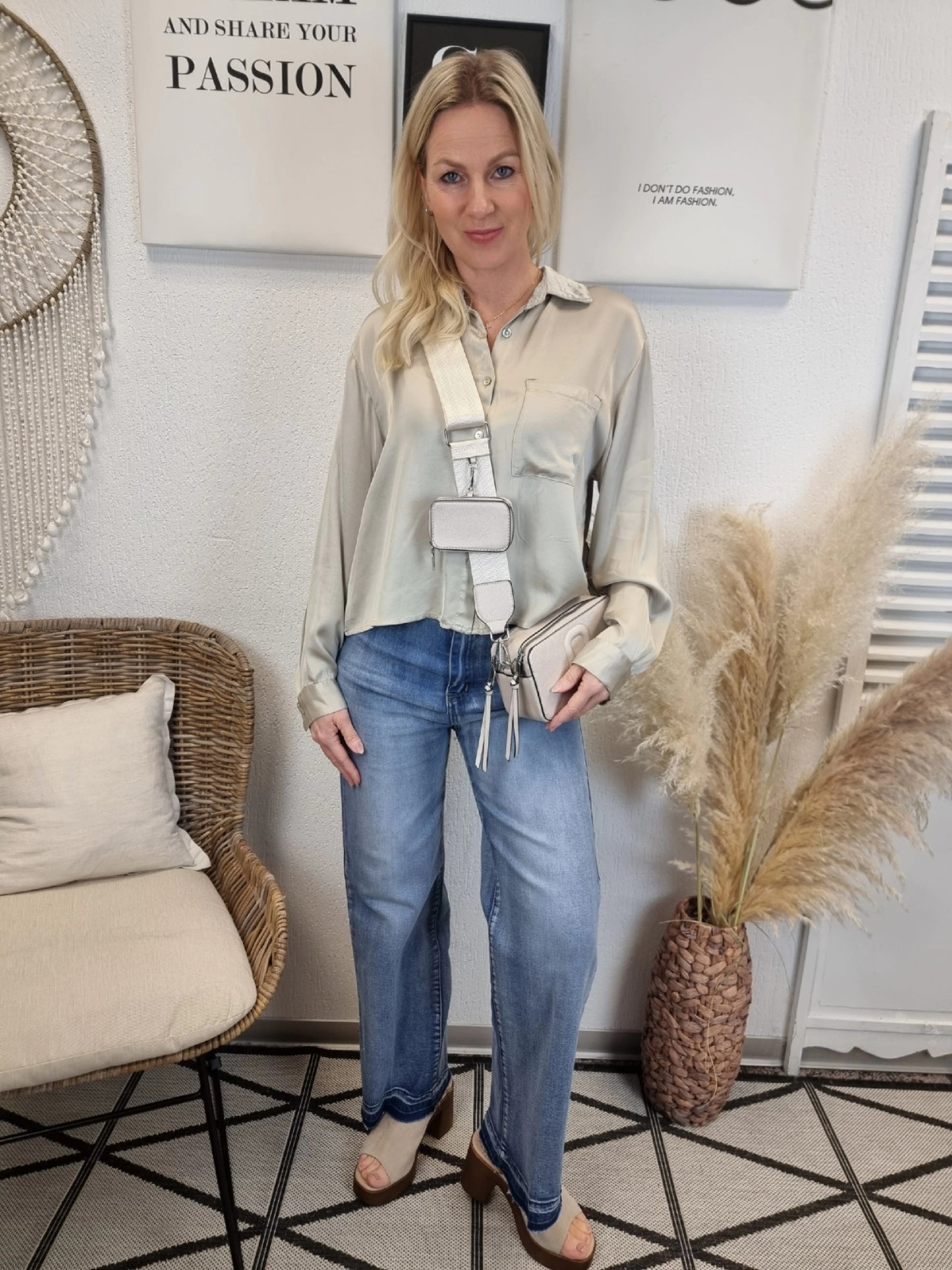 Kurze elegante Satinbluse in Taupe mit Brusttasche