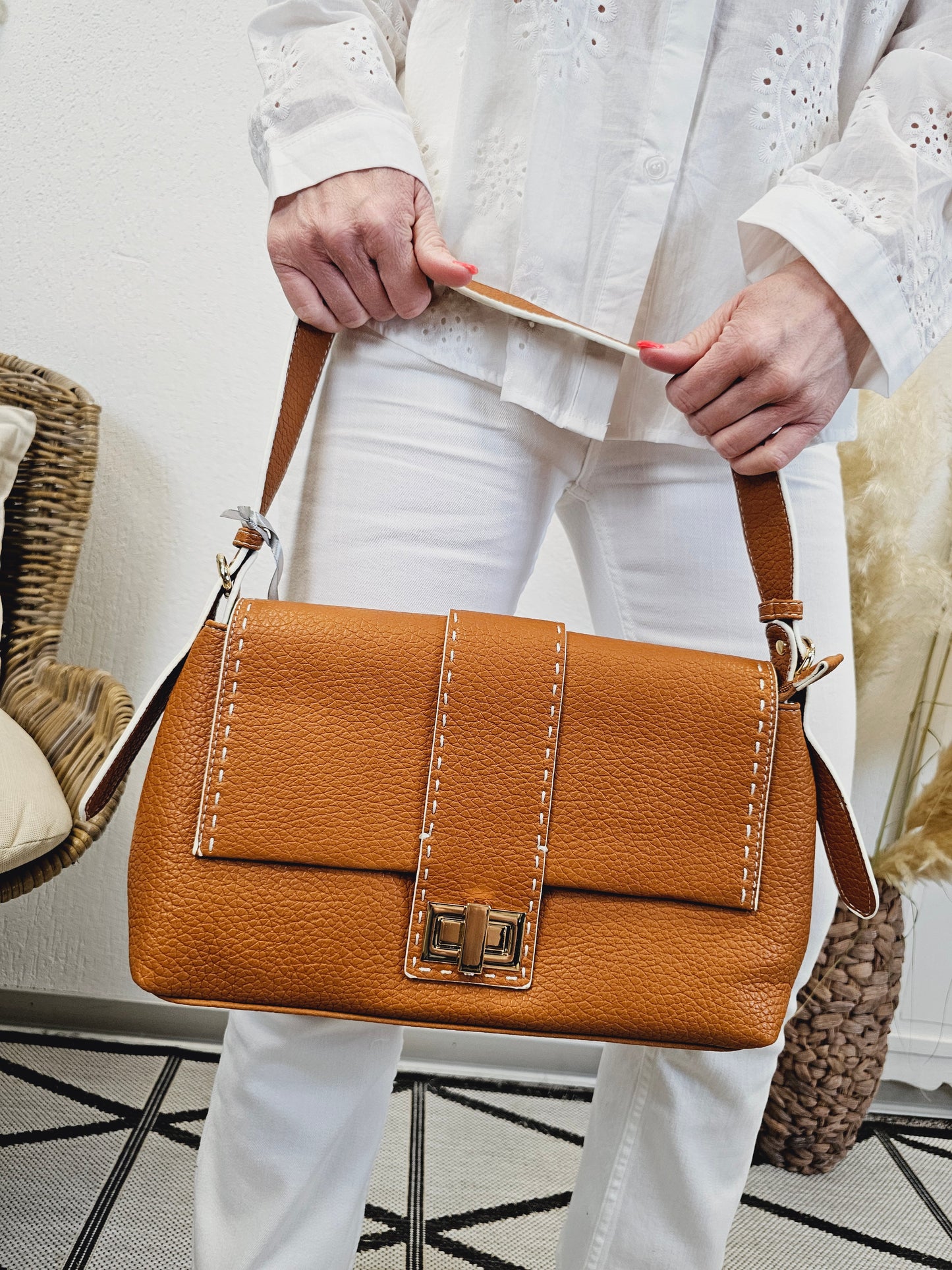 Handtasche Baguette Bag mit goldenem Verschluss in verschiedenen Farben