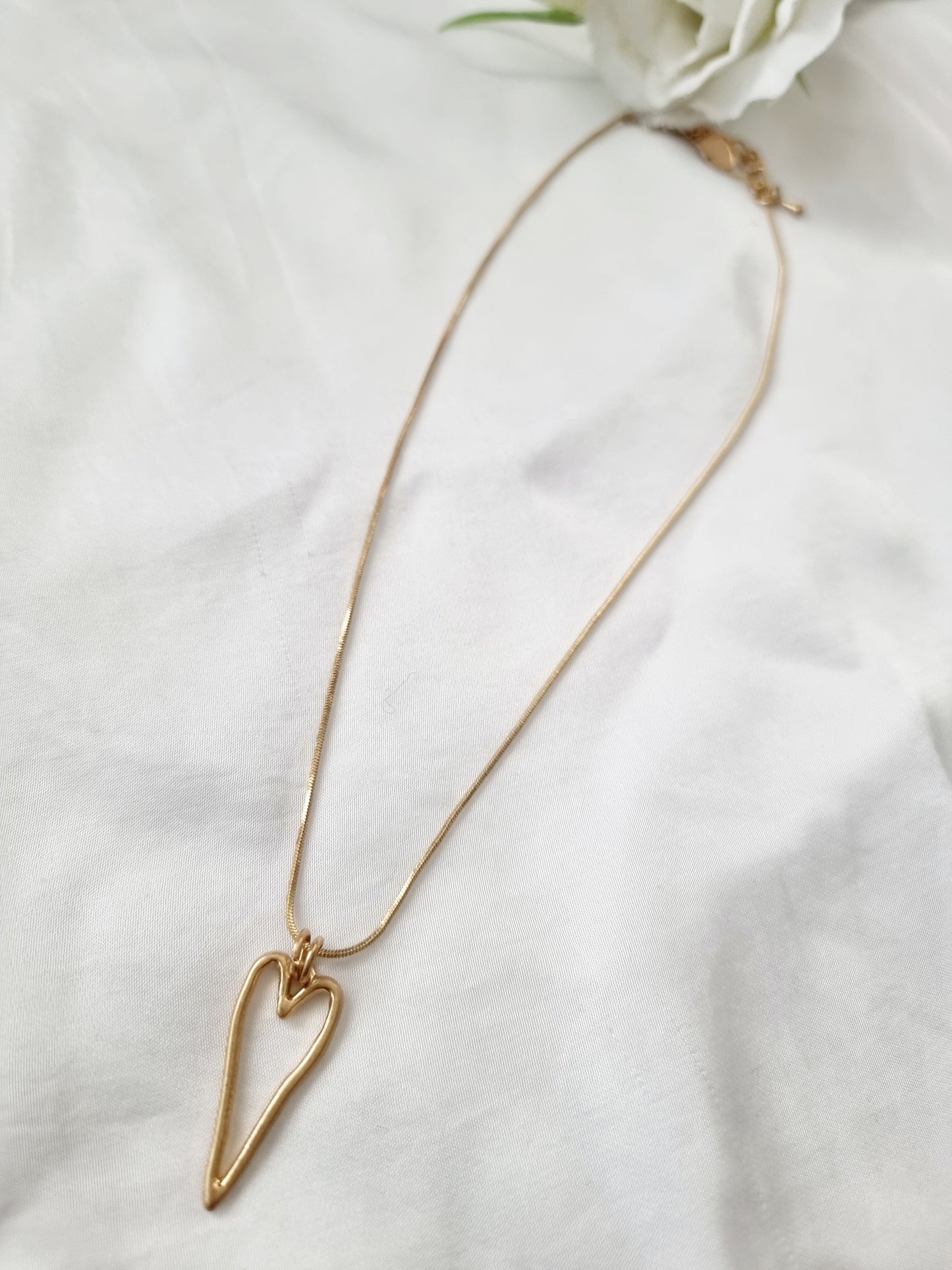 Kurze Edelstahlkette in Gold mit kleinen Herzanhänger