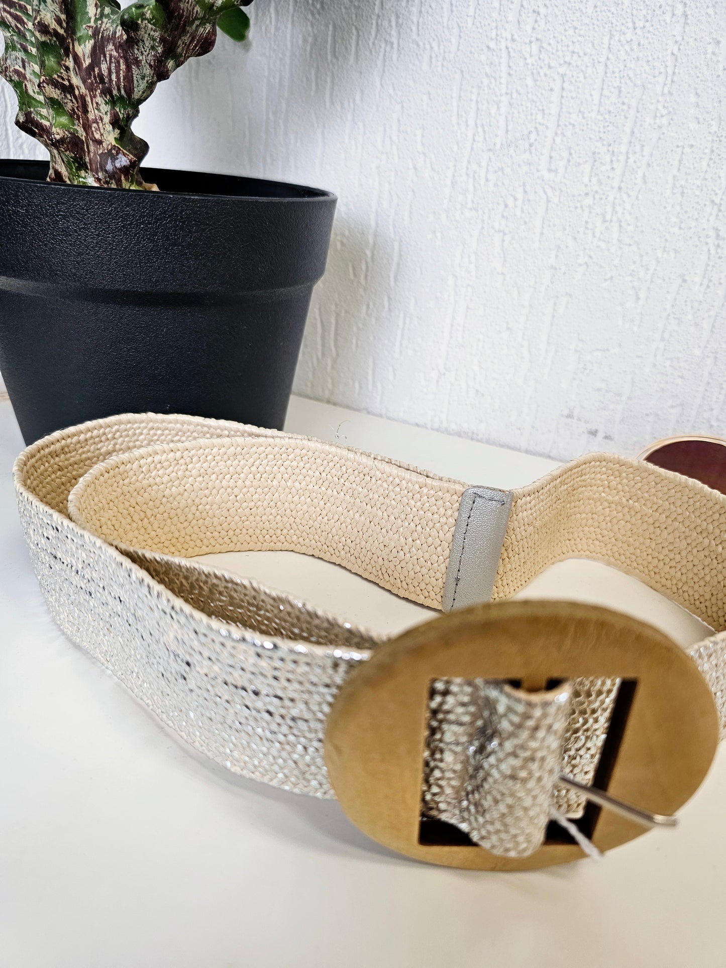 Flechtgürtel mit Holzschnalle in Natur mit schimmernden Silber Details
