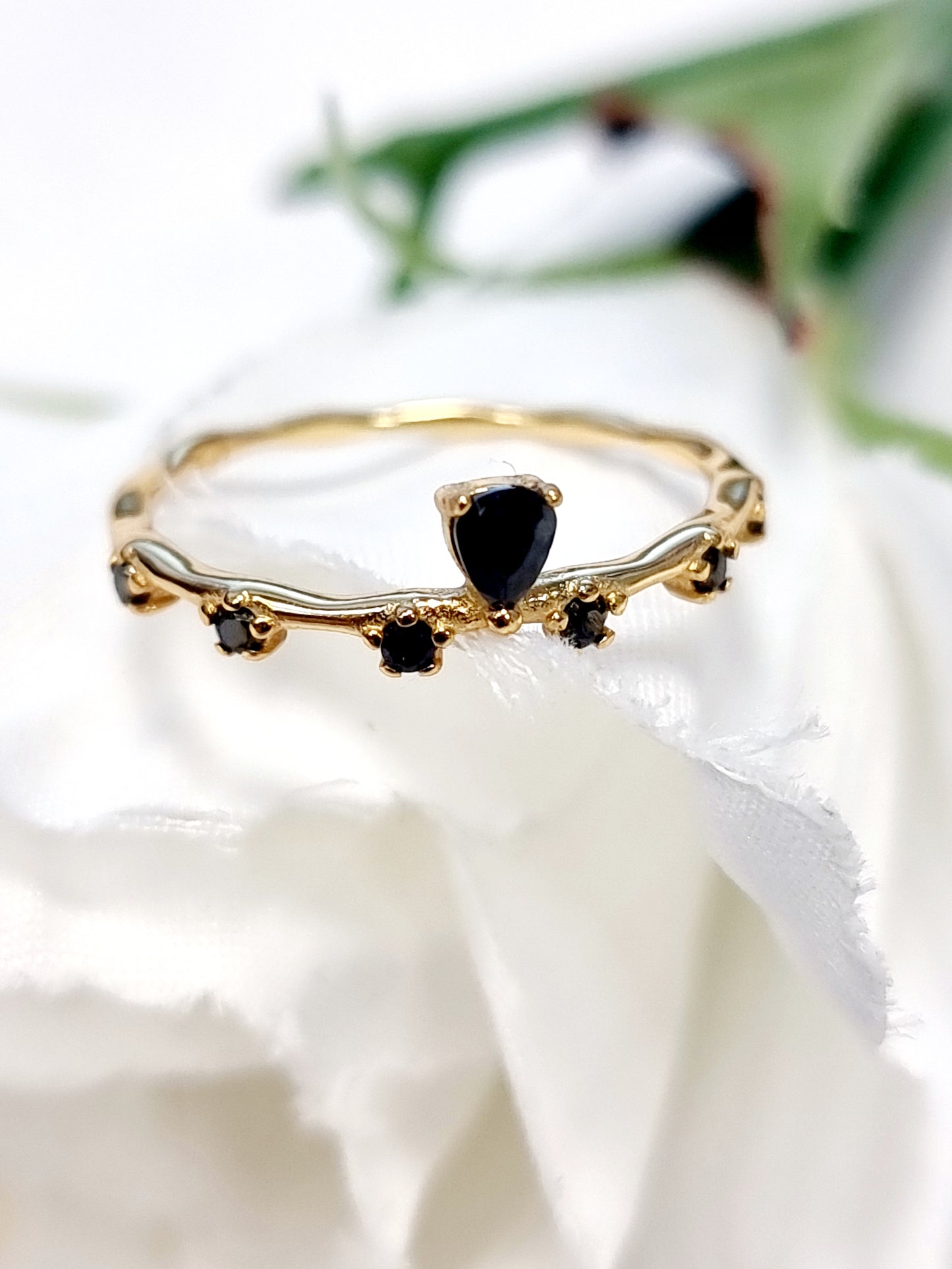 Zarter Ring 18 Karat vergoldet mit 7 Zirkonia Steinen