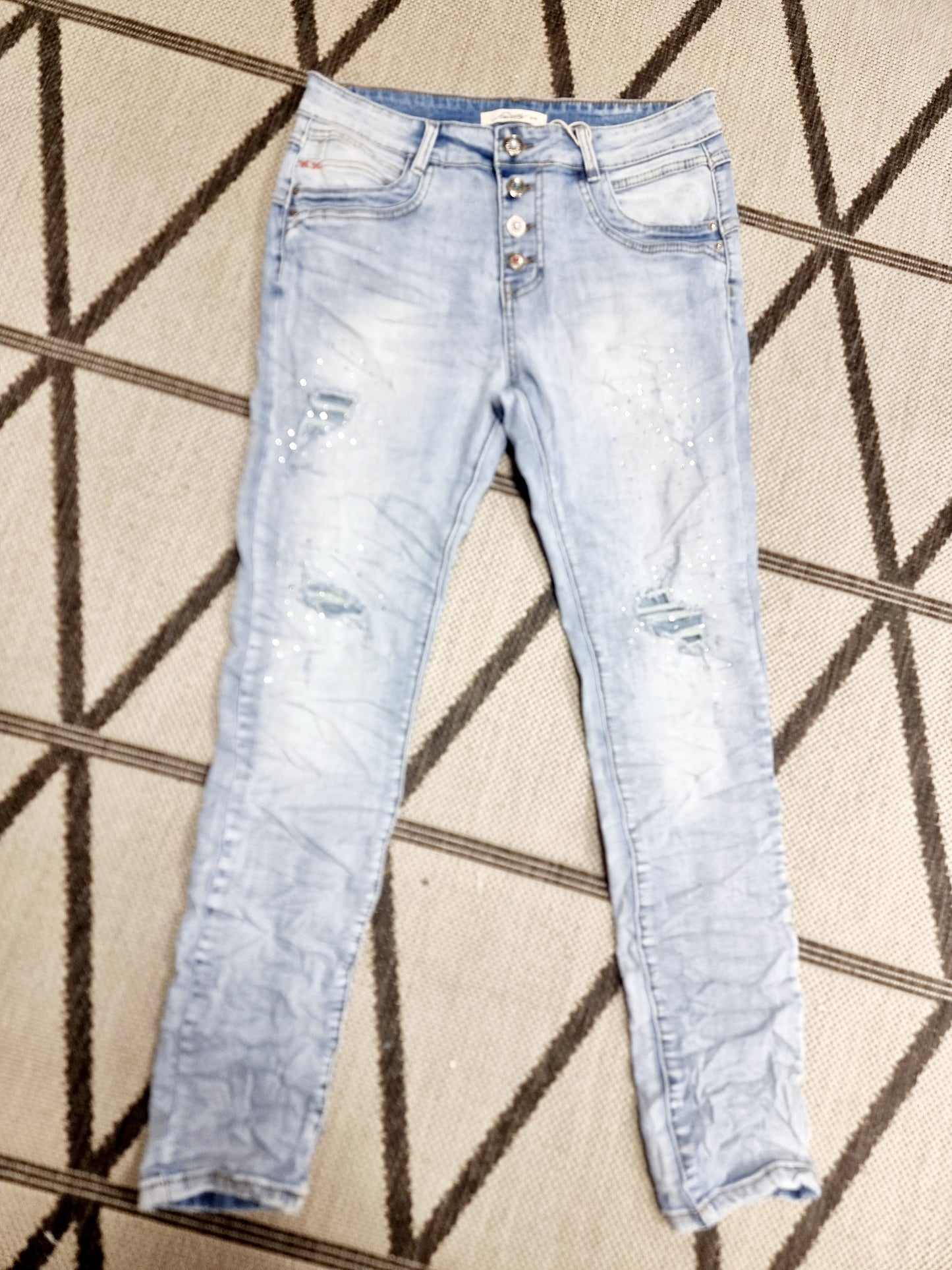 Helle Jeans mit Glitzersteinchen und Schmuckknöpfen Jewelly JP-2607 nur XS verfügbar